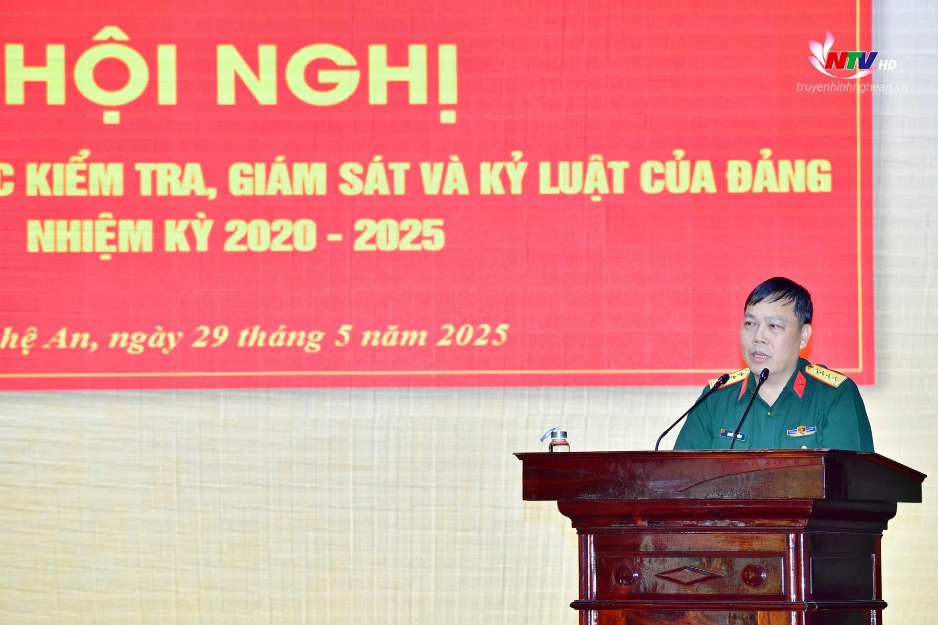 Đại tá Nguyễn Kỳ Hồng, Phó Bí thư Đảng ủy, Chính ủy Bộ Chỉ huy Quân sự tỉnh phát biểu khai mạc hội nghị. 