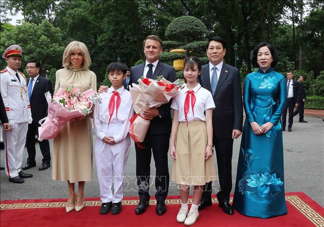 Chủ tịch nước Lương Cường và Phu nhân đón Tổng thống Pháp Emmanuel Macron và Phu nhân.