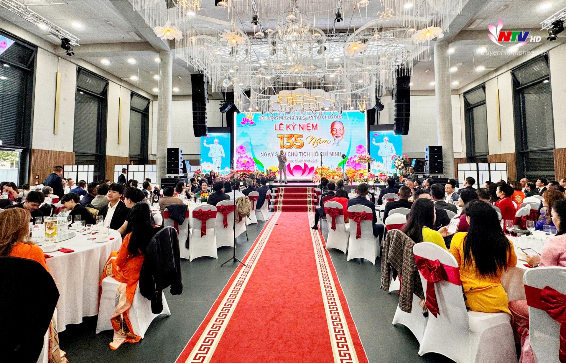 Toàn cảnh buổi lễ.