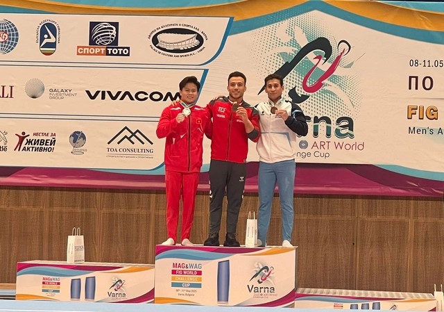 Nguyễn Văn Khánh Phong nhận HCB nội dung vòng treo.