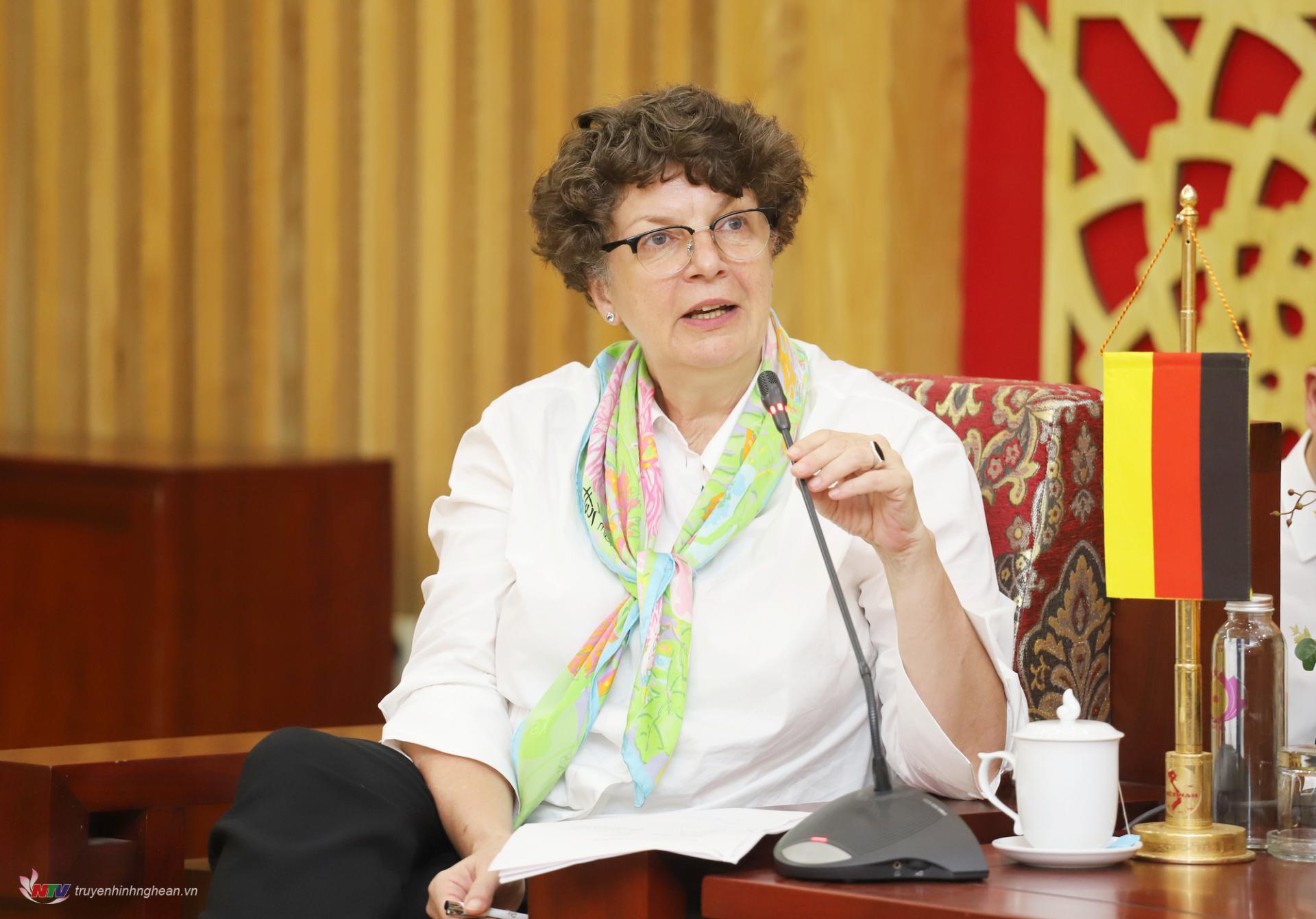 Bà Helga Margarete Barth – Đại sứ Đặc mệnh toàn quyền CHLB Đức phát biểu tại buổi chào xã giao.