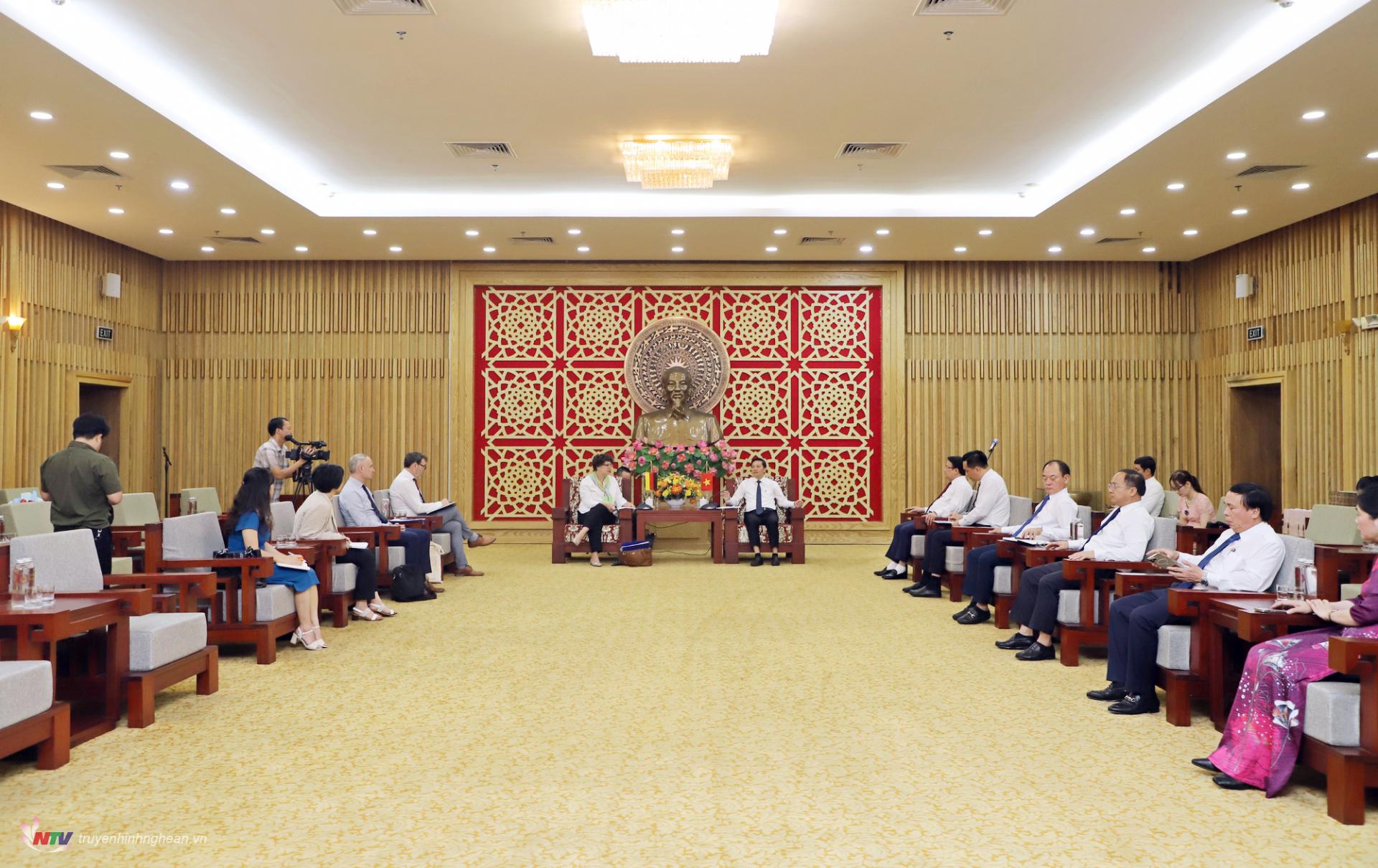 Đại sứ Đặc mệnh toàn quyền CHLB Đức tại Việt Nam đến chào xã giao tỉnh Nghệ An.