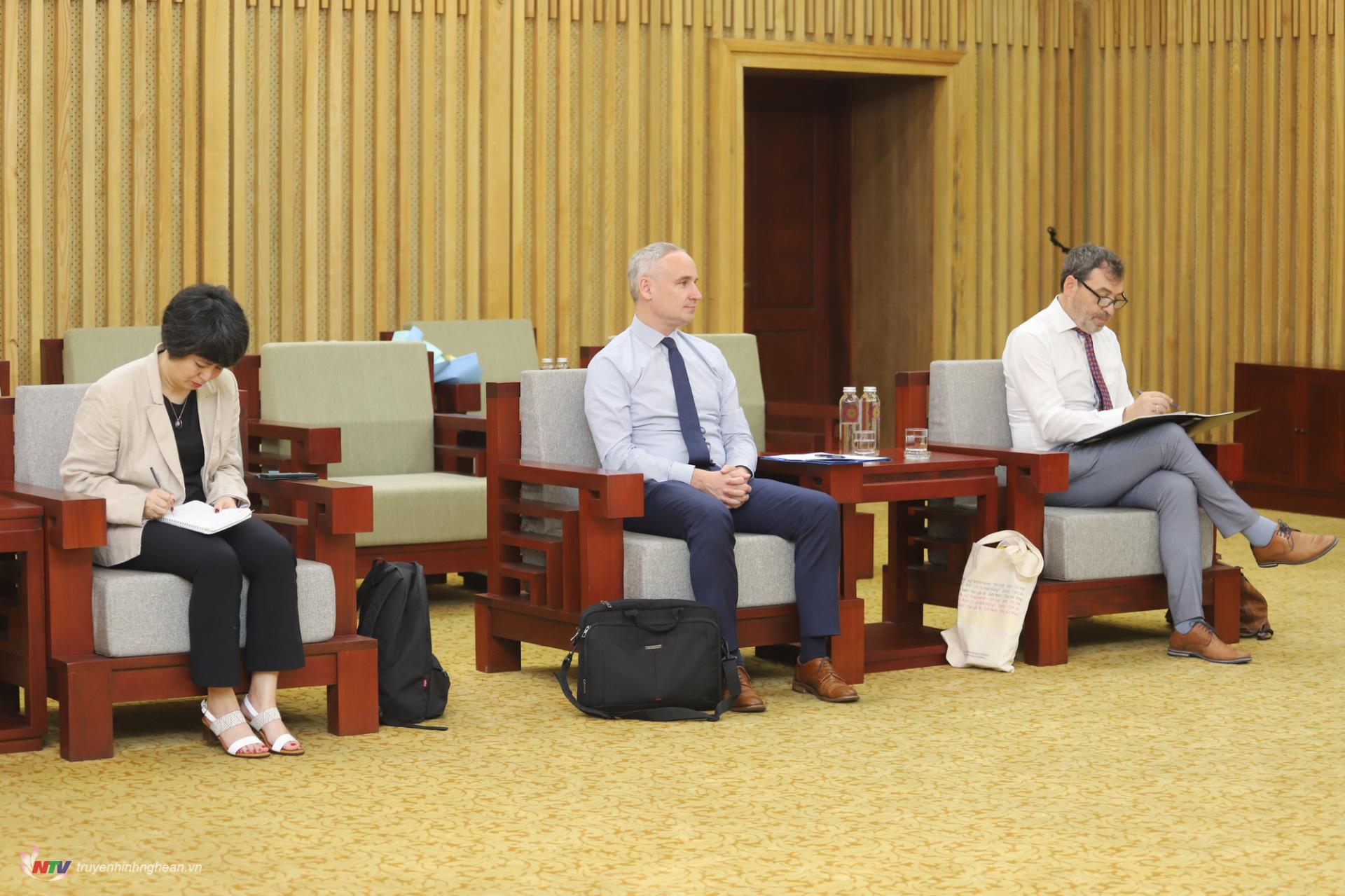 Các thành viên đoàn công tác Đại sứ quán Đức.