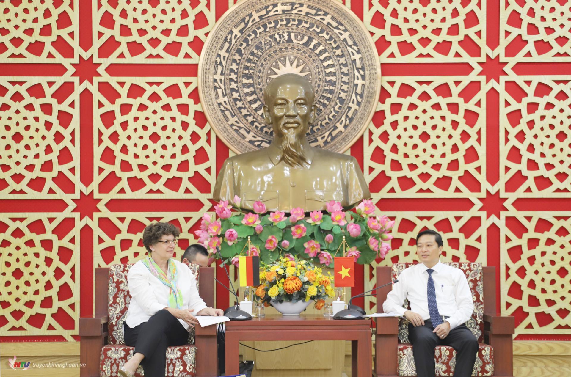 Chủ tịch UBND tỉnh Lê Hồng Vinh trao đổi với Đại sứ Đặc mệnh toàn quyền CHLB Đức tại Việt Nam