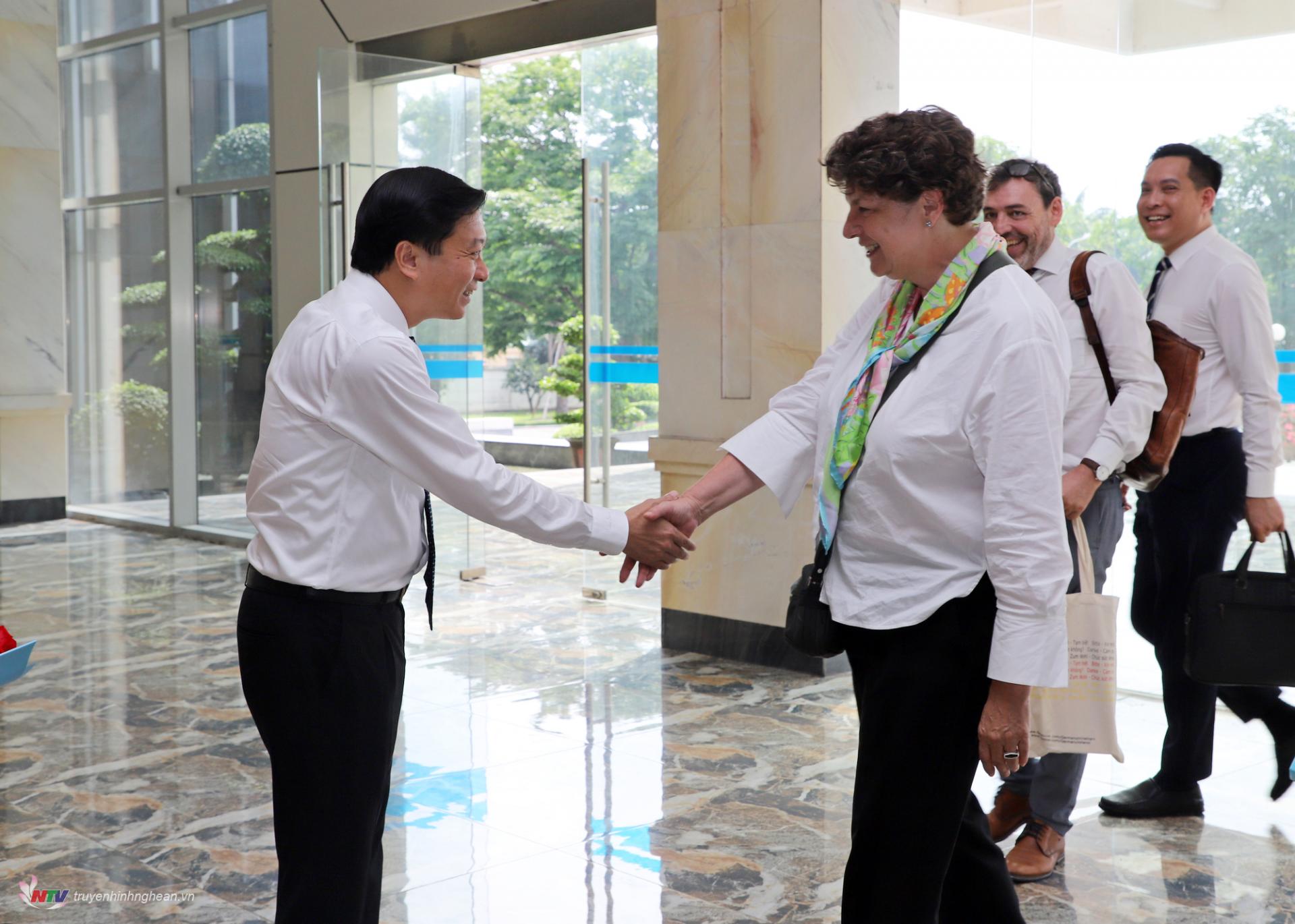 Chủ tịch UBND tỉnh Lê Hồng Vinh chào đón Đại sứ Đặc mệnh toàn quyền CHLB Đức tại Việt Nam đến chào xã giao.