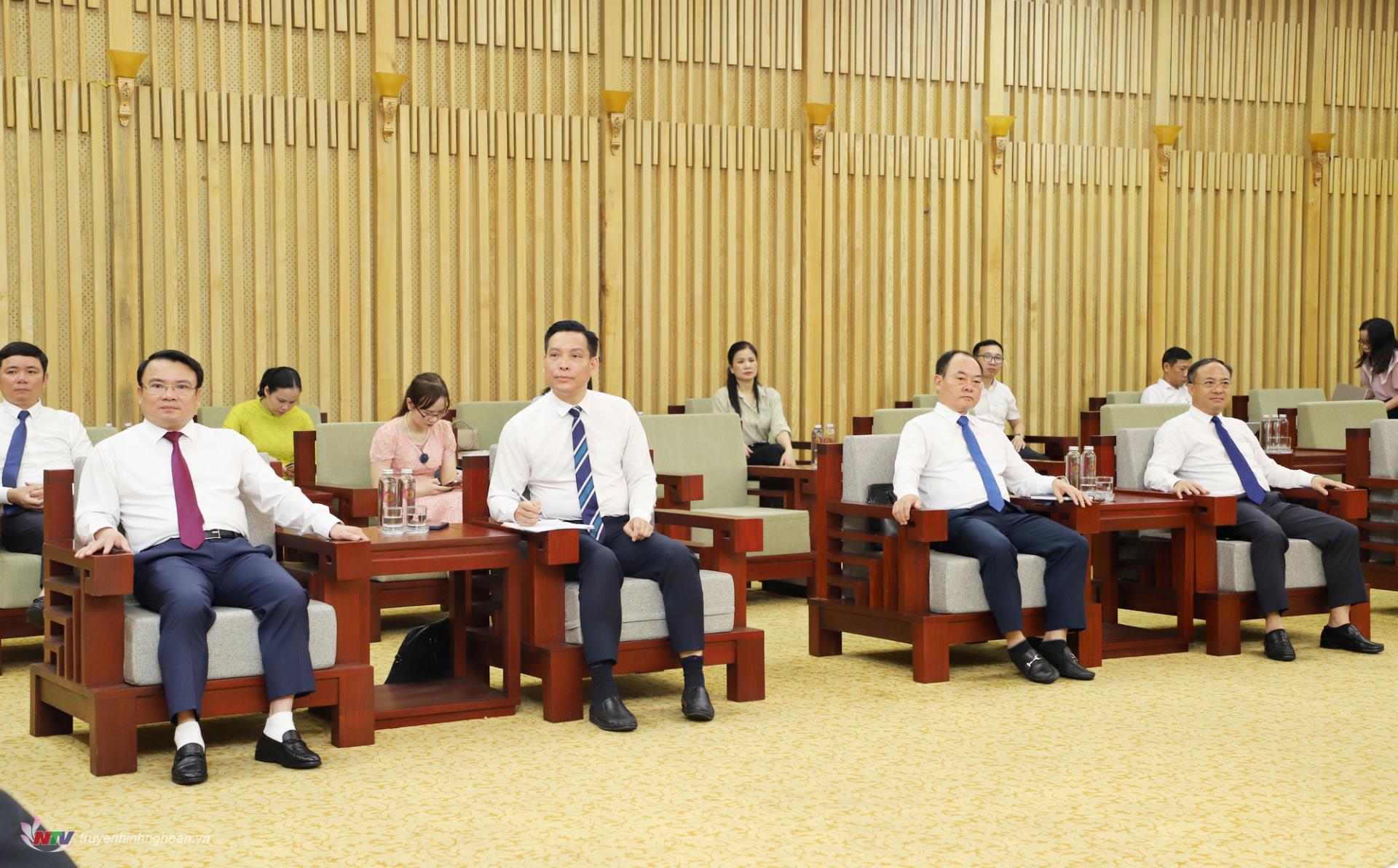 Phó Chủ tịch UBND tỉnh Phùng Thành Vinh cùng lãnh đạo sở, ngành của tỉnh Nghệ An làm việc với đoàn công tác Đại sứ quán Đức.