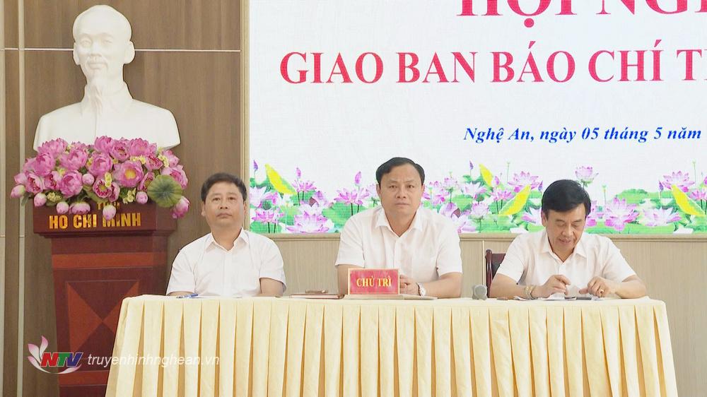 Các đồng chí chủ trì hội nghị.