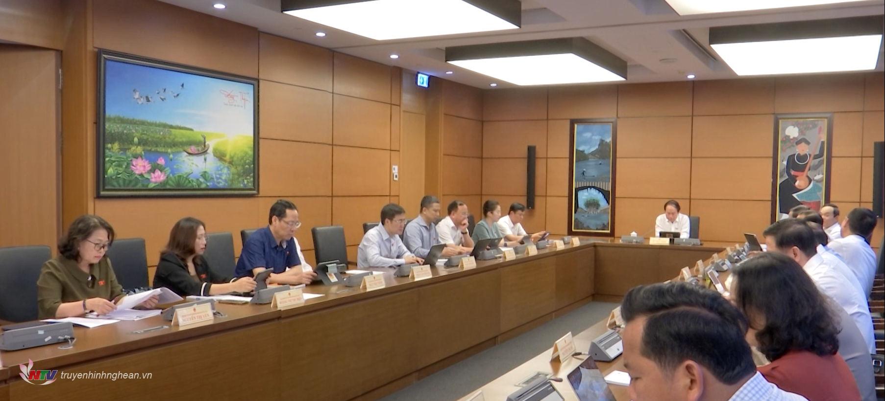 Đoàn ĐBQH Nghệ An tham gia thảo luận tại Tổ 4 cùng với Đoàn ĐBQH TP. Hải Phòng và tỉnh Bà Rịa - Vũng Tàu.