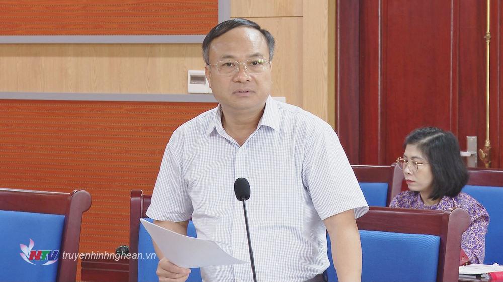 Đồng chí Nguyễn Viết Hưng - Giám đốc Sở Nội vụ phát biểu tại phiên họp.