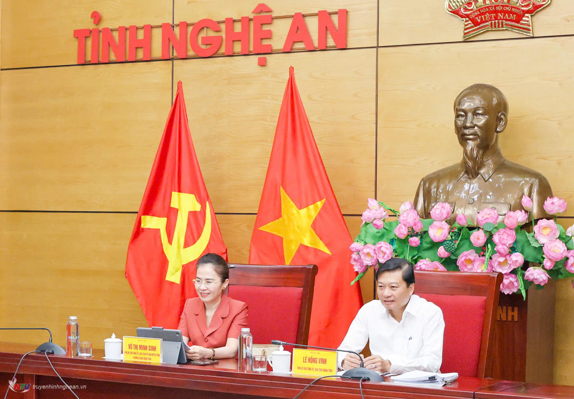 Các đồng chí chủ trì hội nghị tại điểm cầu Nghệ An.