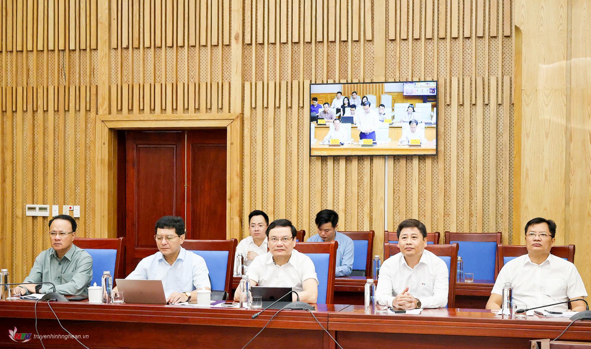 Thường trực HĐND tỉnh, lãnh đạo các Sở, ban ngành dự hội nghị tại điểm cầu Nghệ An.