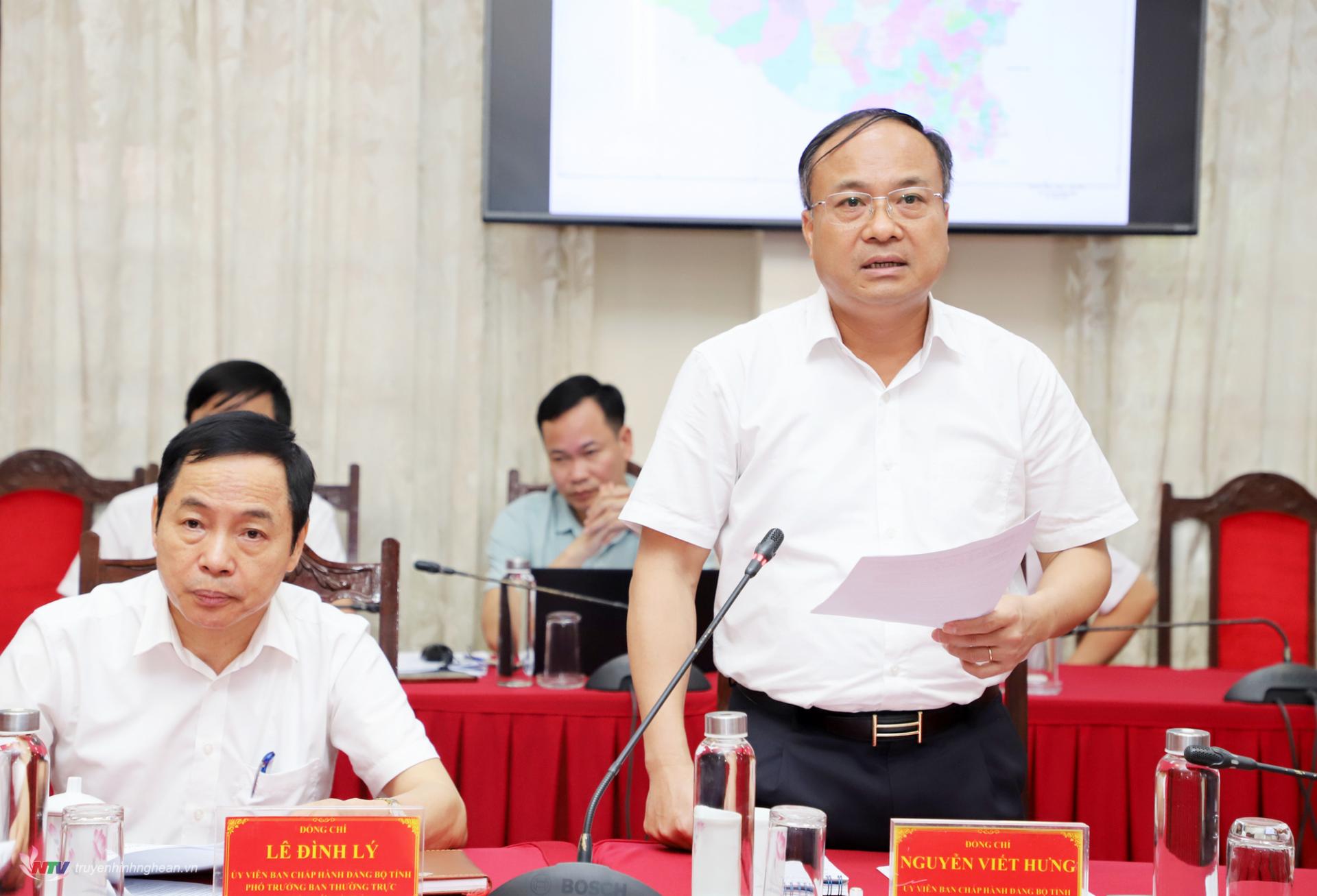 Đồng chí Nguyễn Viết Hưng - Giám đốc Sở Nội vụ trình bày báo cáo tại cuộc họp.