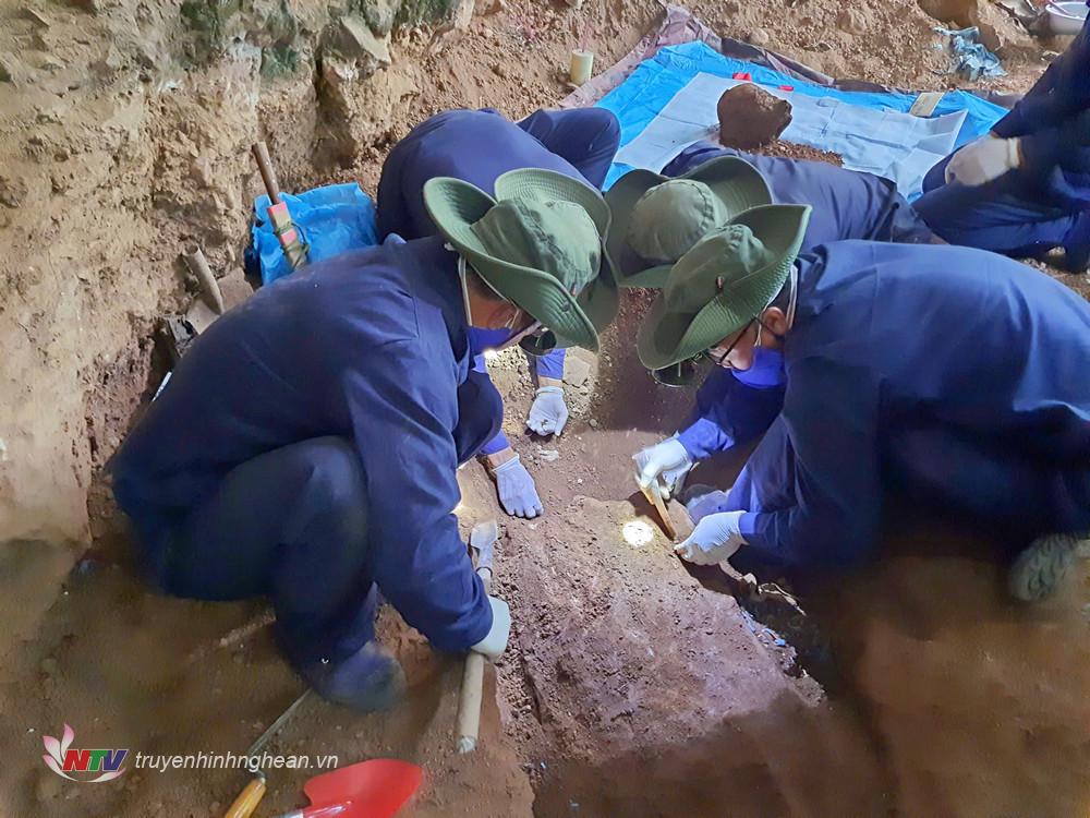 Cán bộ, nhân viên Đội Quy tập Bộ Chỉ huy Quân sự tỉnh tiến hành quy tập hài cốt liệt sĩ tại núi Thẳm Xe, bản Loong Chẹng, huyện Loong Chẹng, tỉnh Xay Sổm Bun.