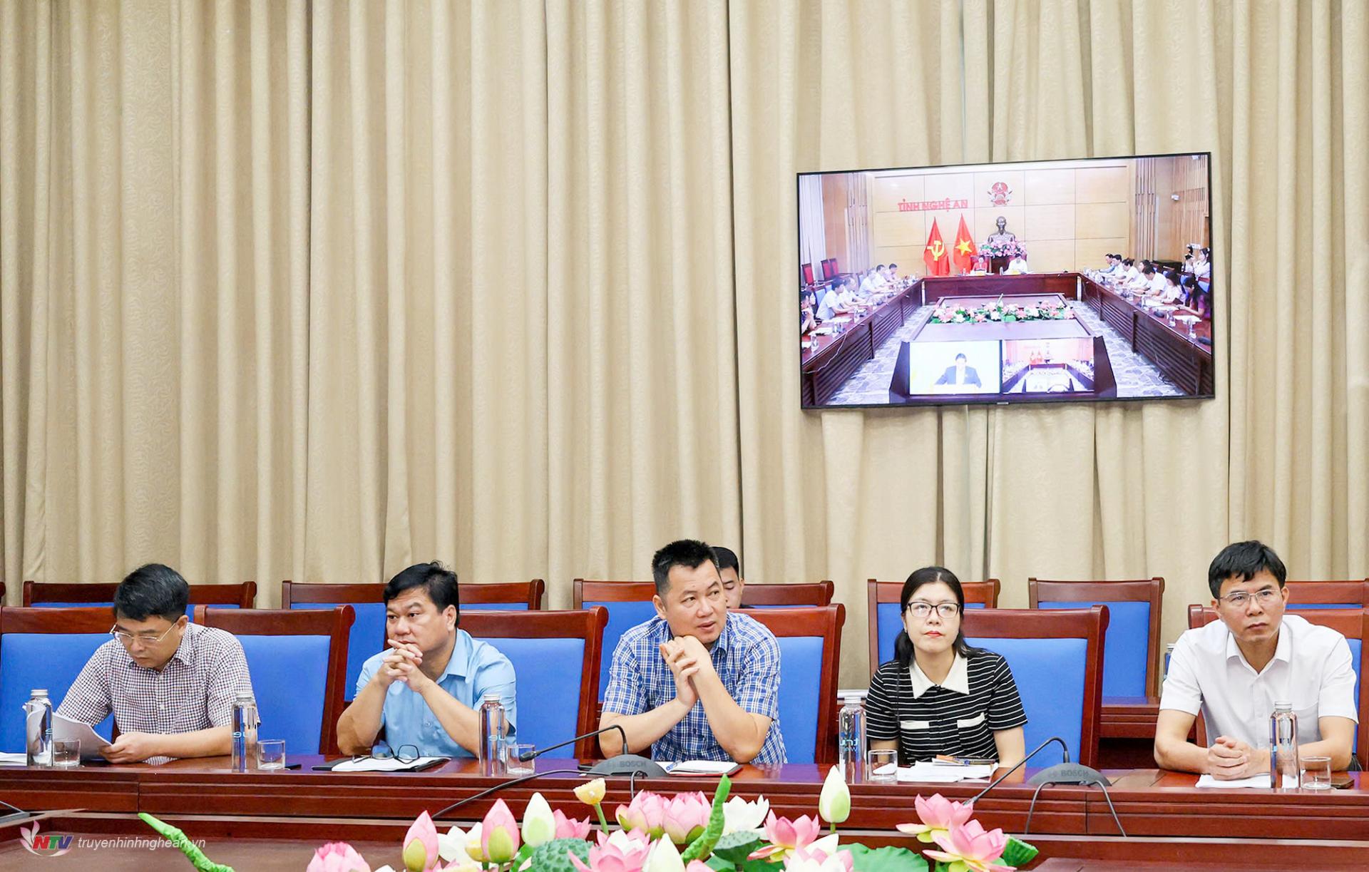 Đại diện các Sở, ngành, các đơn vị liên quan dự hội nghị tại điểm cầu Nghệ An.