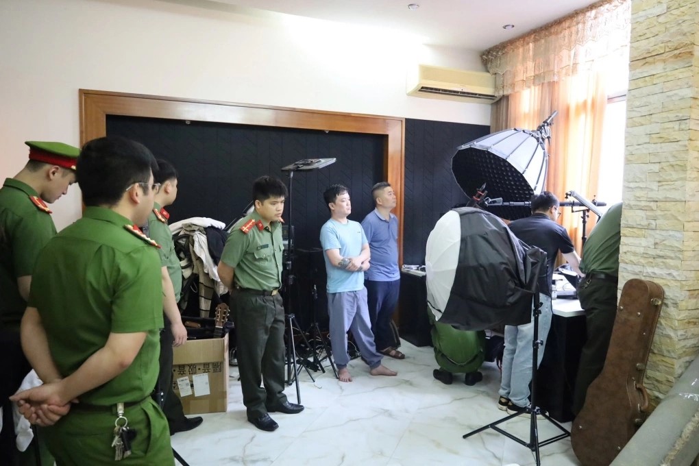 Công an khám xét nơi ở của Hùng. Ảnh: Công an cung cấp