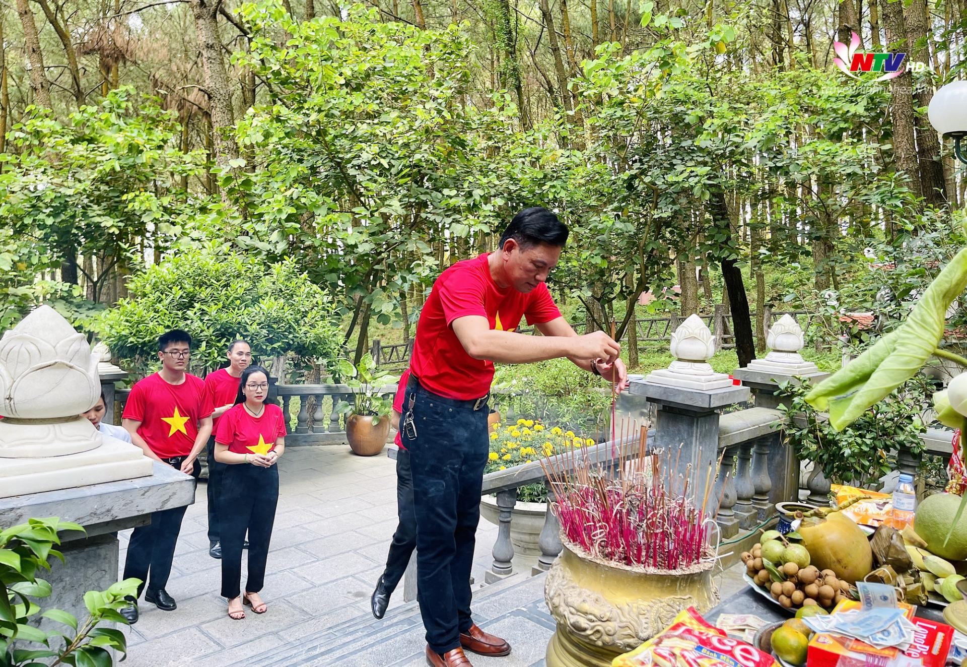 Đại diện BLĐ Hyundai Vinh dâng hương tại Khu mộ bà Hoàng Thị Loan