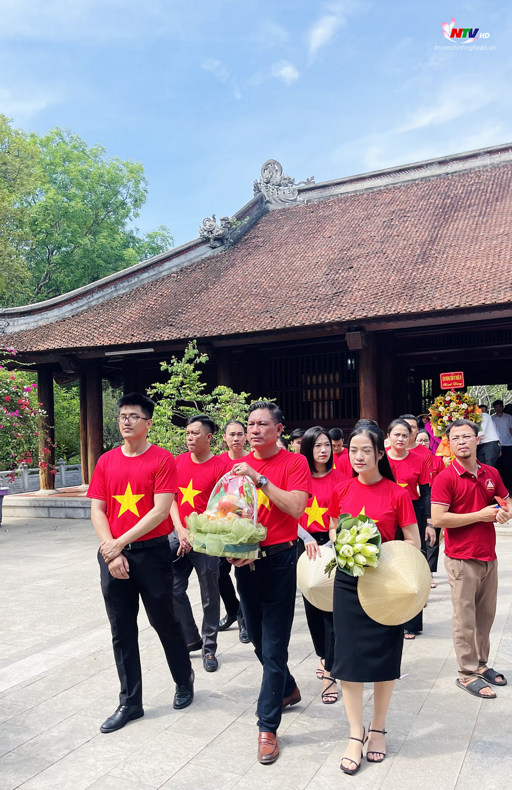 Đoàn về dâng hoa, dâng hương tại Khu di tích Quốc gia đặc biệt Kim Liên.