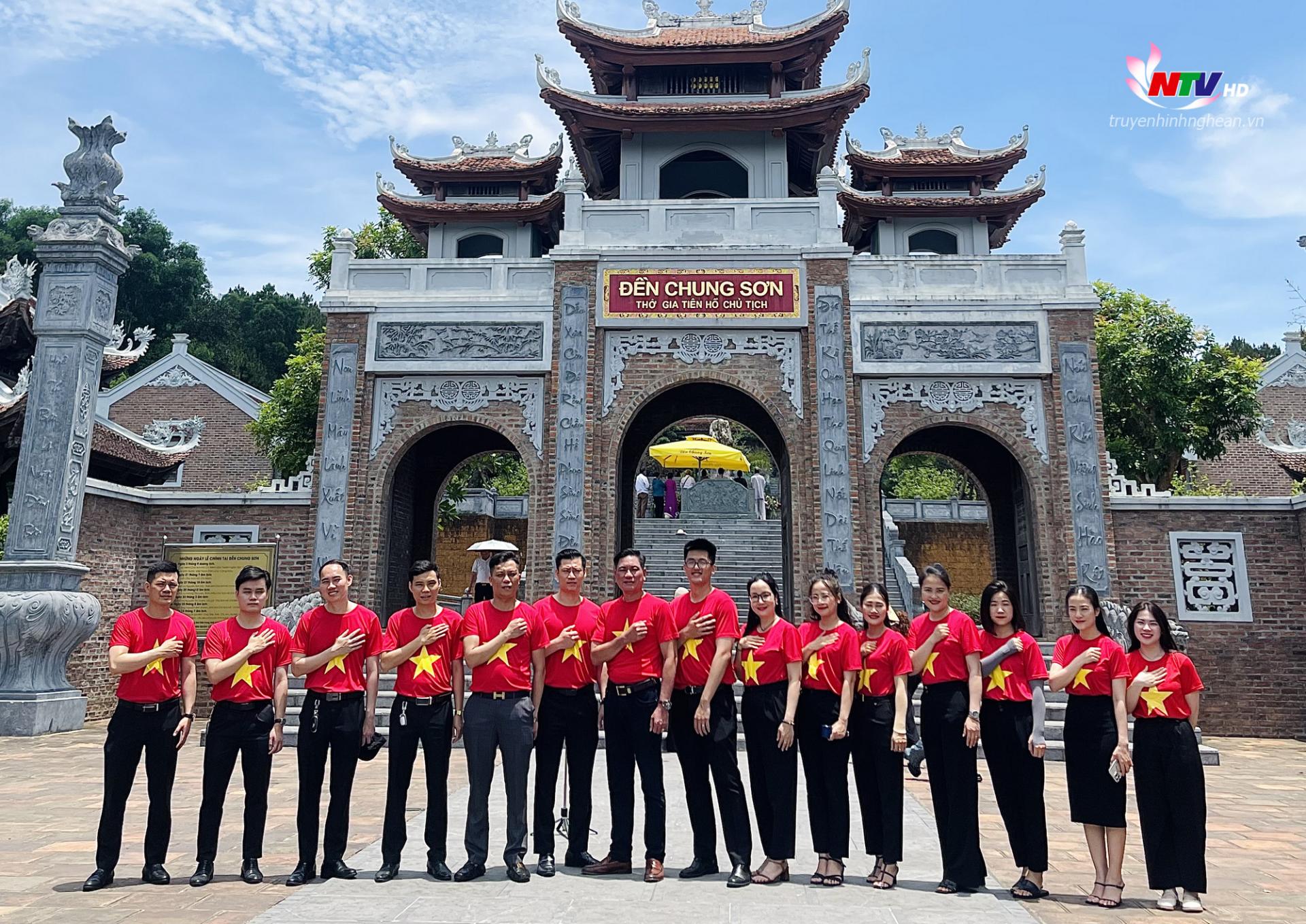 Đại diện CBCNV Hyundai Vinh tham gia buổi lễ dâng hoa, dâng hương.