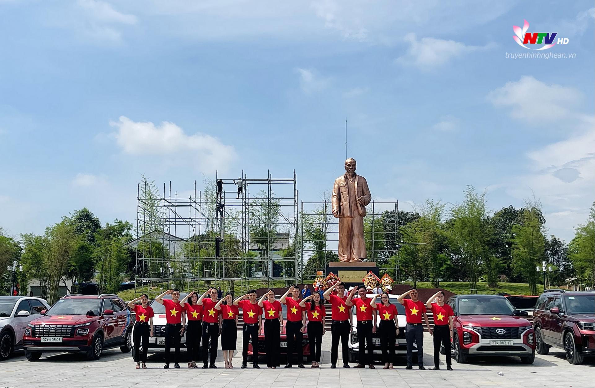 CBCNV Hyundai khoác trên mình chiếc áo mang màu cờ Tổ quốc.
