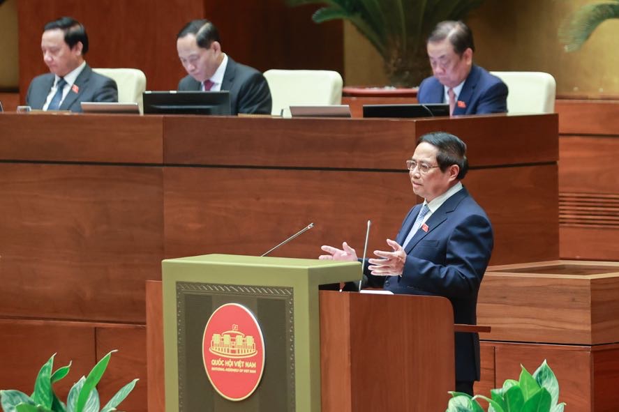 Thủ tướng cho biết, Chính phủ đã hoàn thành rà soát, đang đề xuất Bộ Chính trị, Quốc hội tháo gỡ vướng mắc cho trên 2.200 dự án với tổng vốn gần 5,9 triệu tỷ đồng và tổng quy mô sử dụng đất khoảng 347.000 ha.