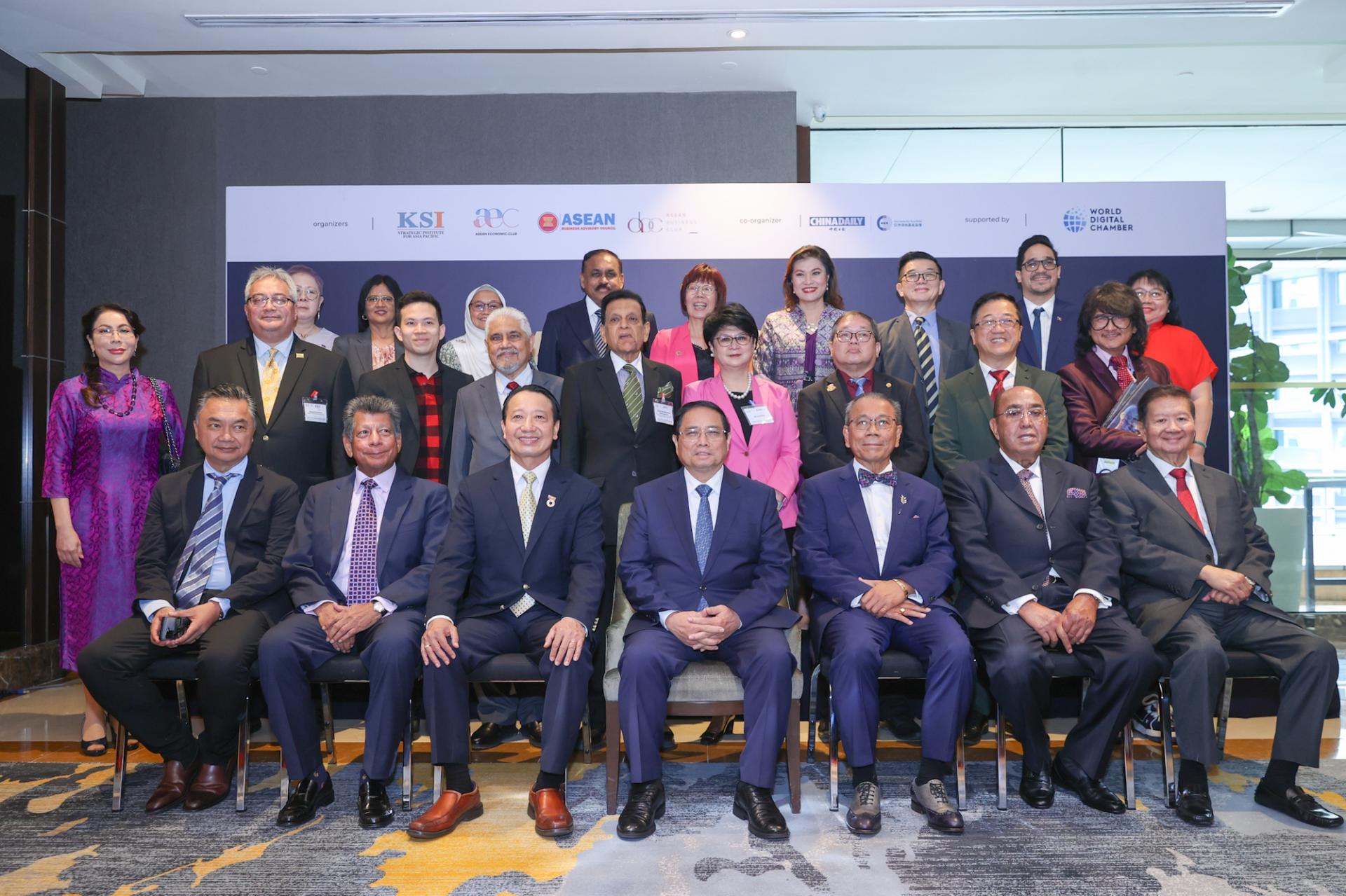 Thủ tướng chụp ảnh lưu niệm với các đại biểu dự Diễn đàn.