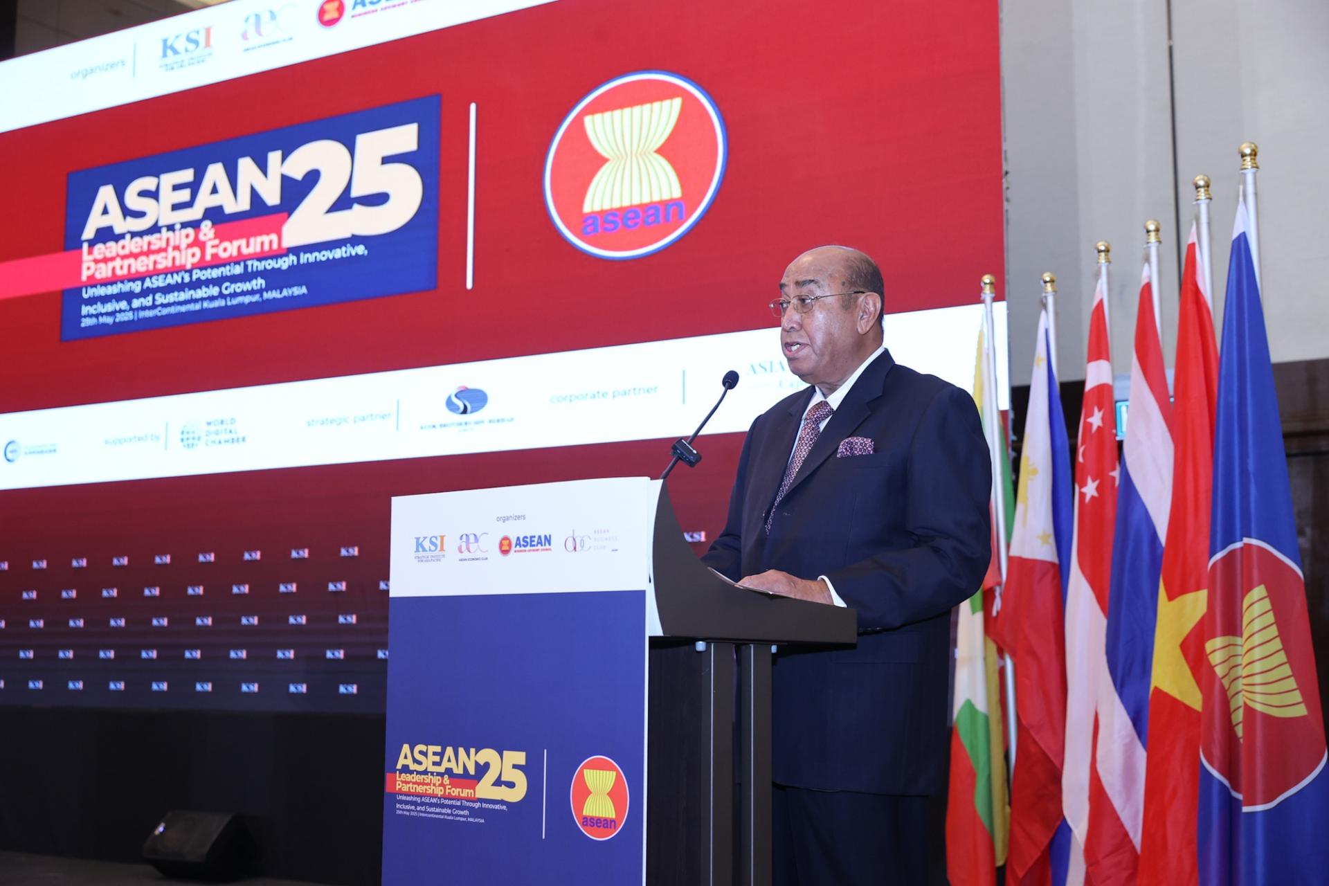 Chủ tịch Viện Chính sách KSI phát biểu tại Diễn đàn.