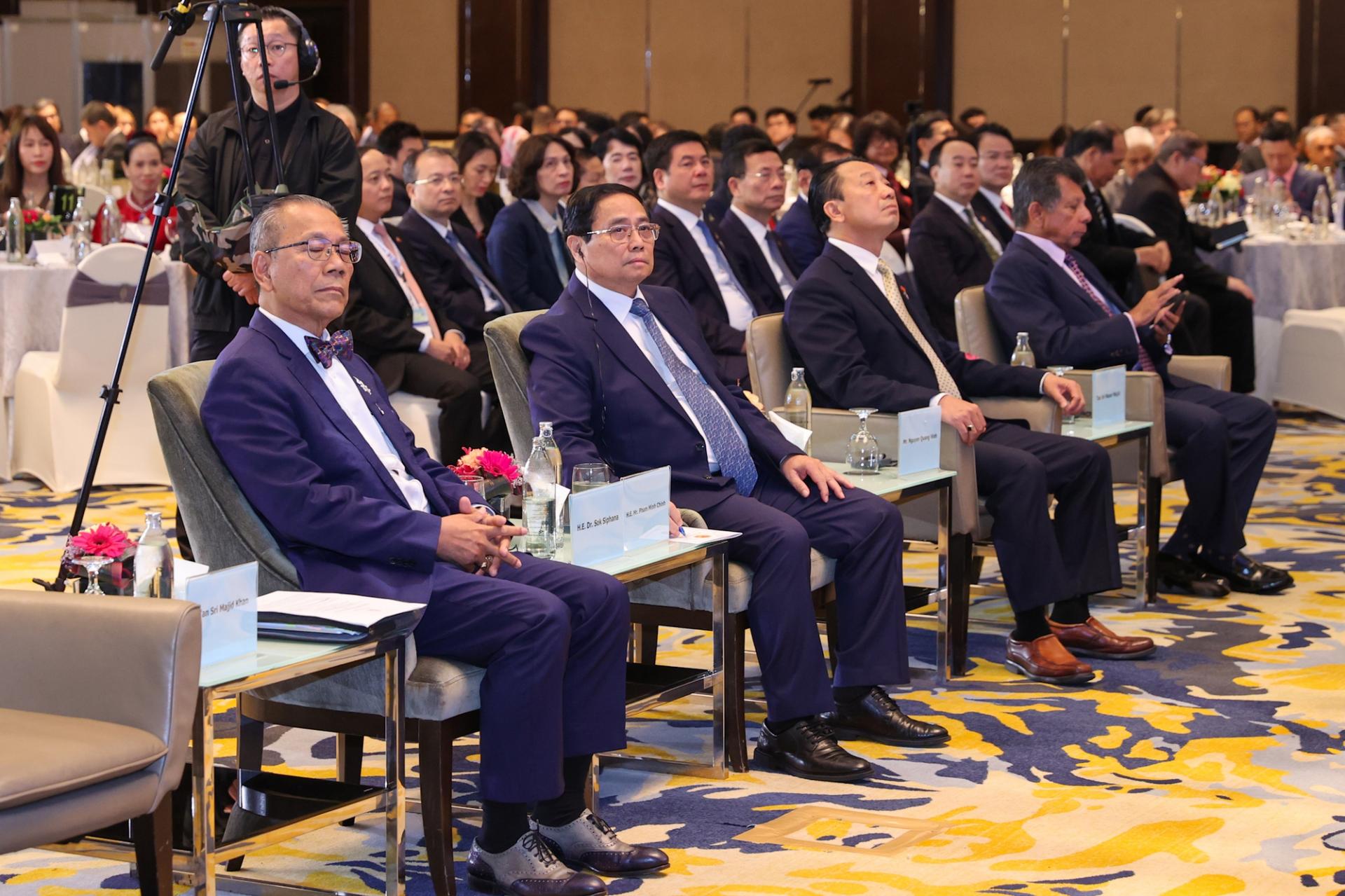 Thủ tướng khẳng định Việt Nam cam kết bảo đảm quyền tài sản, quyền tự do kinh doanh, tiếp cận bình đẳng các nguồn lực của các doanh nghiệp, nhà đầu tư, bảo đảm các quyền lợi và lợi ích chính đáng, hợp pháp của các nhà đầu tư; không hình sự hóa các quan hệ dân sự - kinh tế, ưu tiên biện pháp kinh tế trong xử lý các vụ việc.