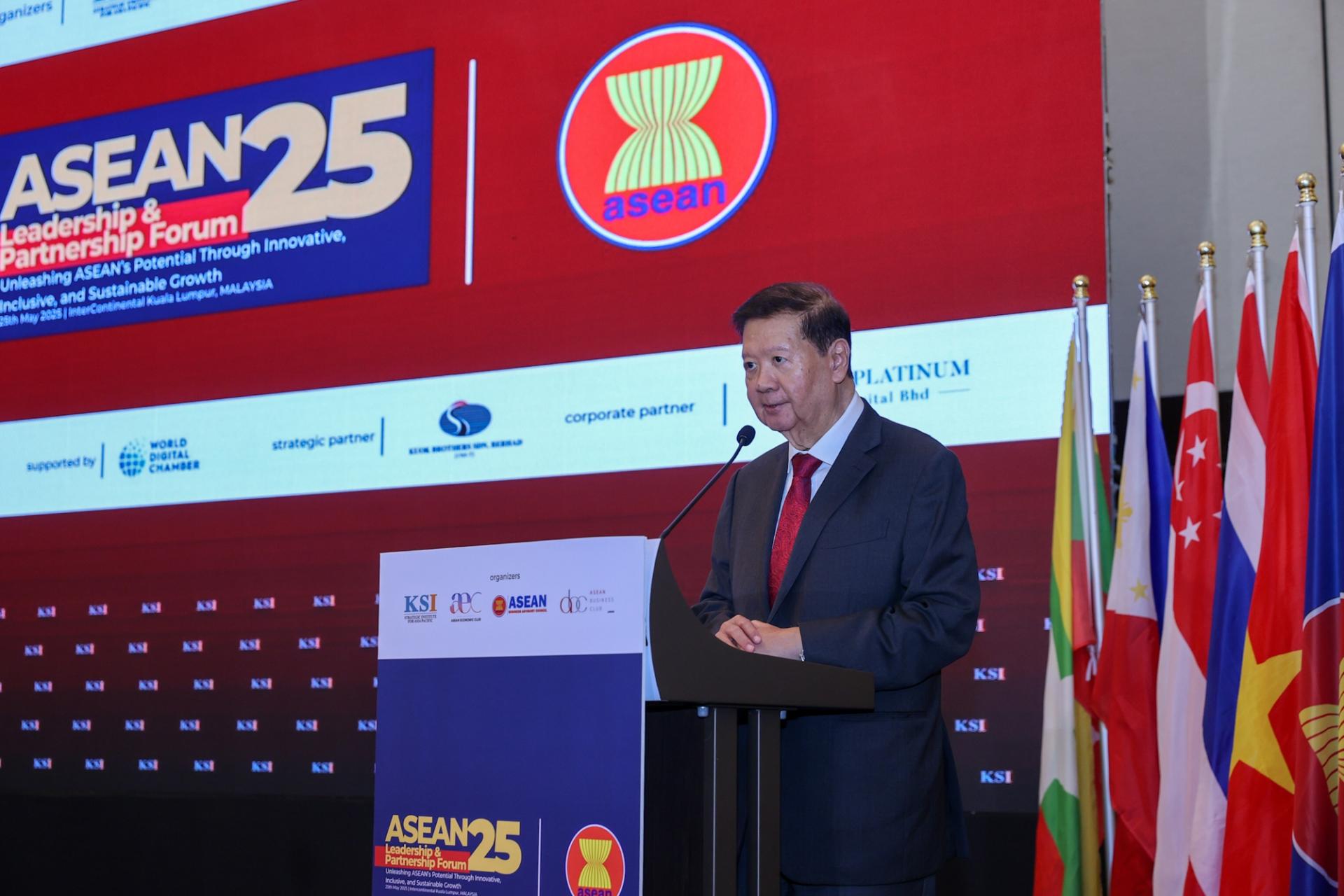 Chủ tịch KSI, ông Michael Yeoh đánh giá Việt Nam đang là nền tăng trưởng nhanh nhất và là một ngôi sao sáng của ASEAN.