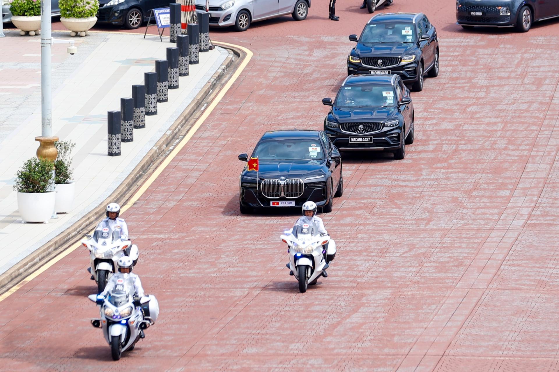 Lễ đón Thủ tướng Phạm Minh Chính thăm chính thức Malaysia được tổ chức trang trọng tại Quảng trường Perdana, trước Phủ Thủ tướng, ở Thủ đô Kuala Lumpur.