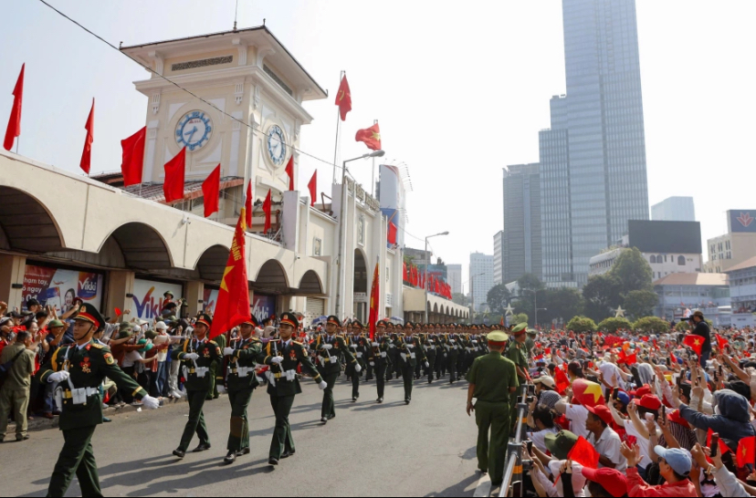 Người dân chào đón đoàn diễu binh qua chợ Bến Thành ngày 30/4.