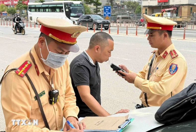 Cán bộ, chiến sỹ đội CSGT số 6 kiểm tra nồng độ cồn đối với tài xế xe khách.