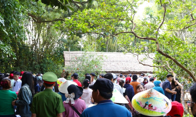 Đông đảo người dân, du khách thăm quê Bác.