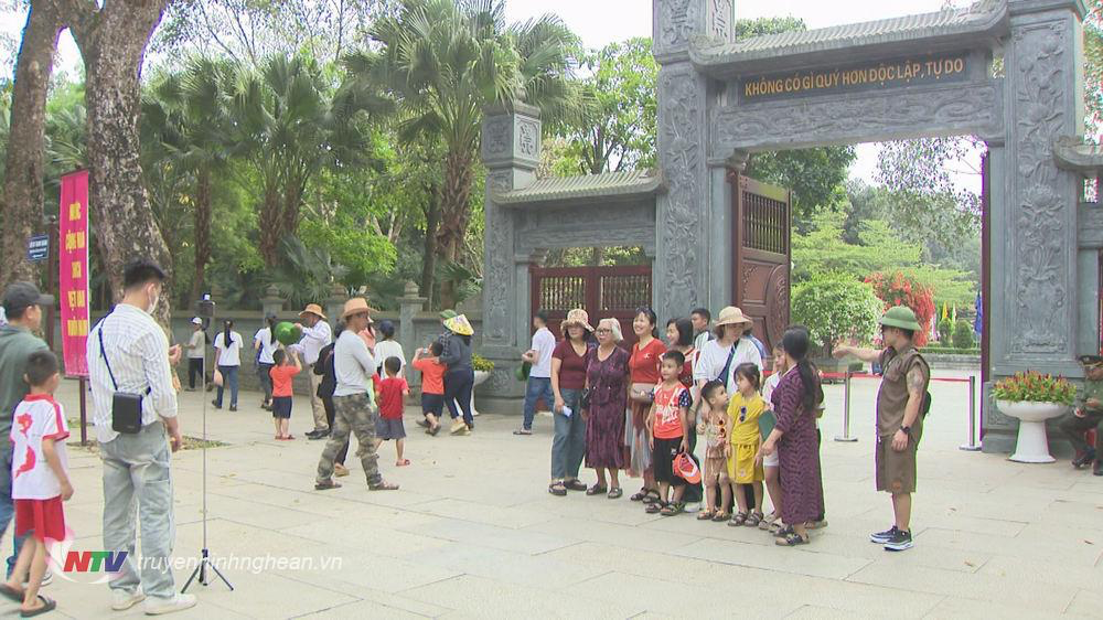 Du khách lưu lại khoảnh khắc đến với quê hương Chủ tịch Hồ Chí Minh.