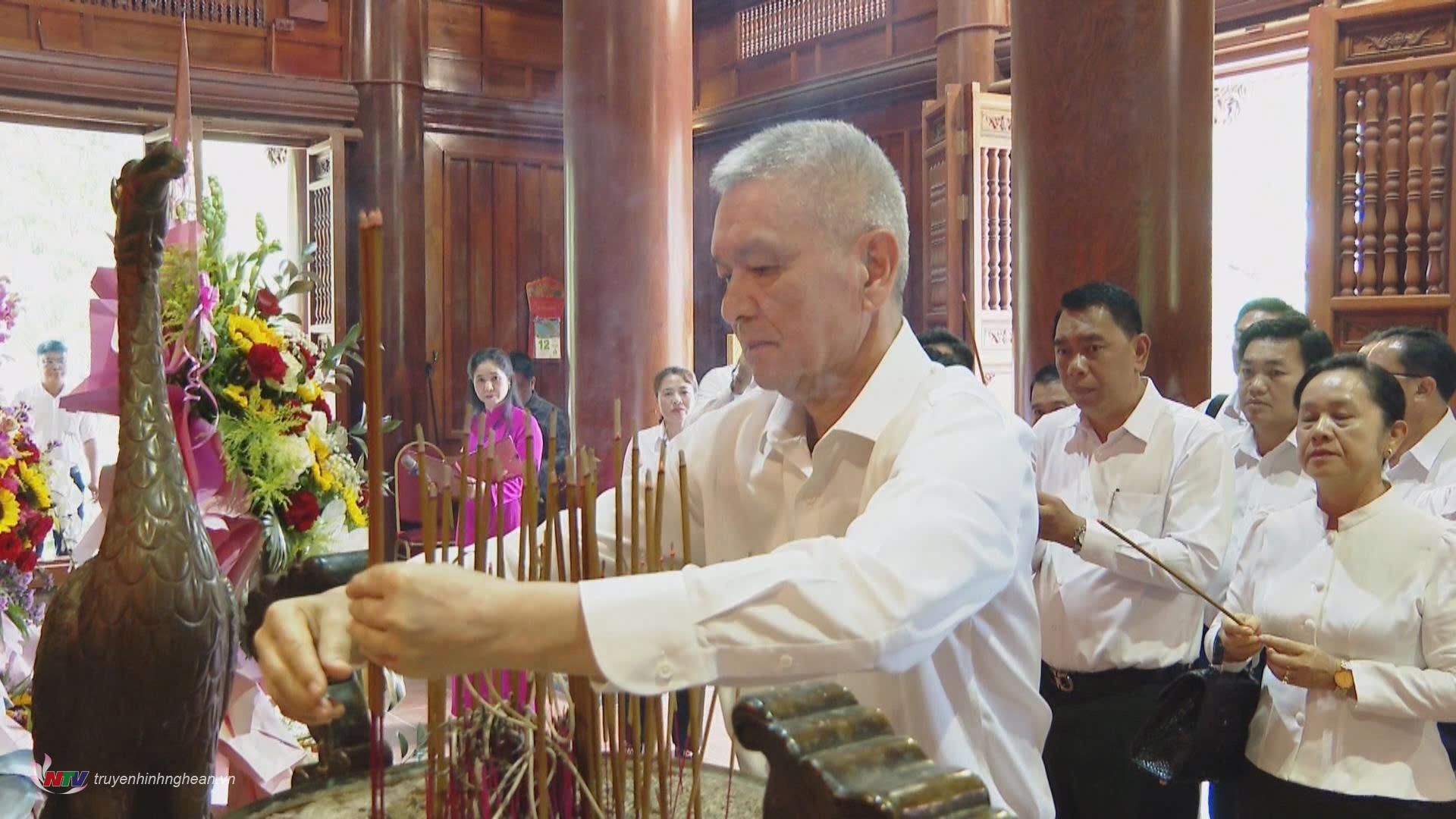 Đồng chí Anouphap Tounalom - Bí thư Trung ương Đảng Nhân dân cách mạng Lào dâng hương tưởng niệm Chủ tịch Hồ Chí Minh. 