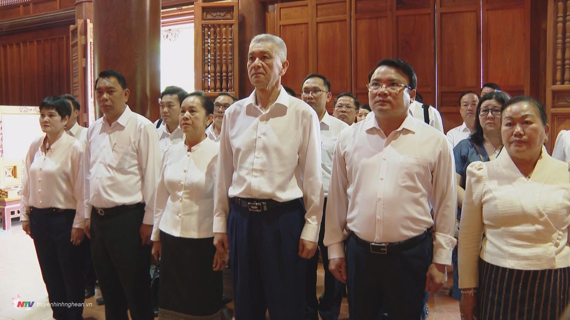 Đoàn đại biểu cao cấp Thủ đô Viêng Chăn tưởng niệm Chủ tịch Hồ Chí Minh.