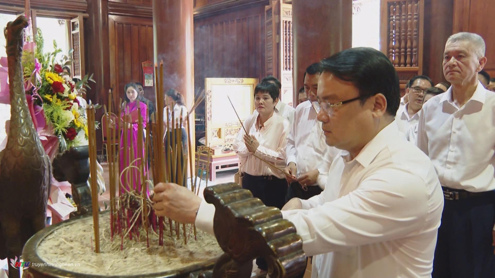 Đồng chí Phùng Thành Vinh - Ủy viên Phó Chủ tịch UBND tỉnh dâng hương tưởng niệm Chủ tịch Hồ Chí Minh.