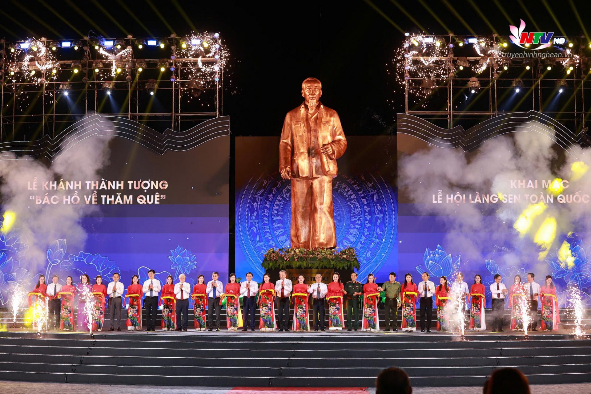 Đồng chí Tổng Bí thư Tô Lâm cùng các đồng chí nguyên lãnh đạo, lãnh đạo Đảng, Nhà nước và tỉnh Nghệ An cắt băng khánh thành Tượng “Bác Hồ về thăm quê”.