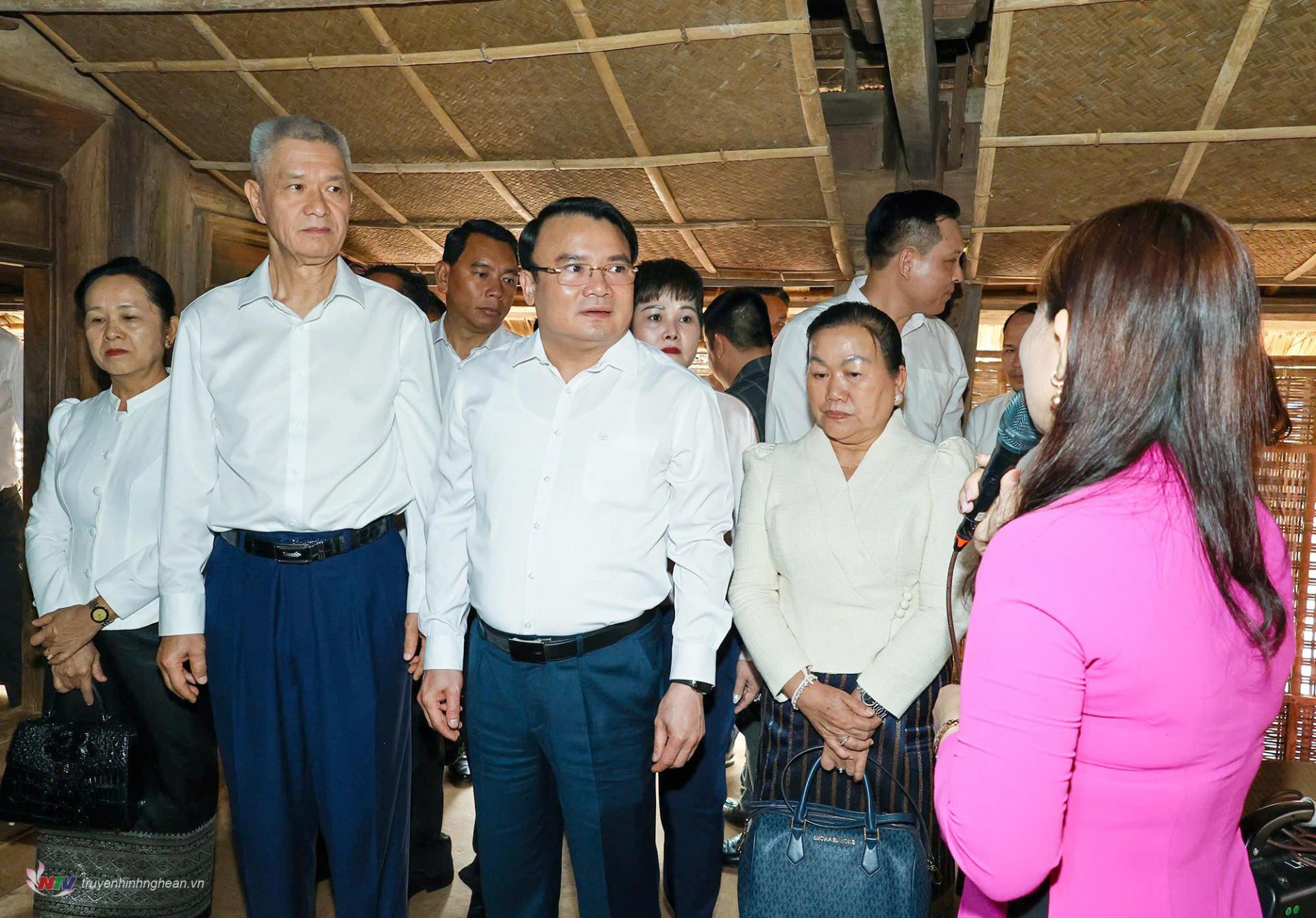 Đoàn đại biểu cấp cao Thủ đô Viêng Chăn nghe giới thiệu về gia đình Bác Hồ tại Nhà cụ Phó bảng Nguyễn Sinh Sắc. 