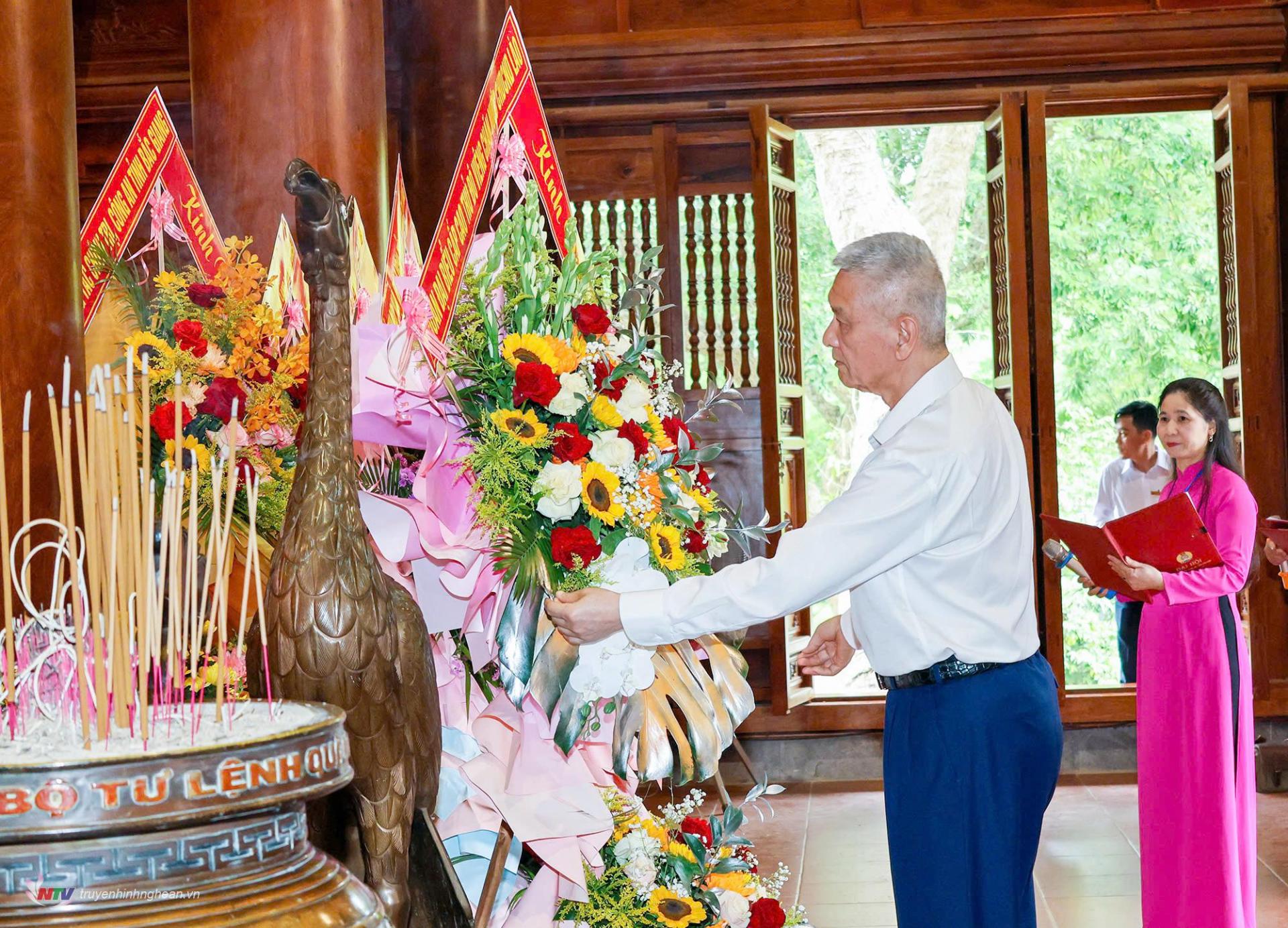 Đồng chí Anouphap Tounalom - Bí thư Trung ương Đảng Nhân dân cách mạng Lào, Bí thư Thành ủy, Chủ tịch HĐND, Trưởng Đoàn đại biểu Quốc hội khu vực I, Thủ đô Viêng Chăn dâng hoa tưởng niệm Chủ tịch Hồ Chí Minh. 