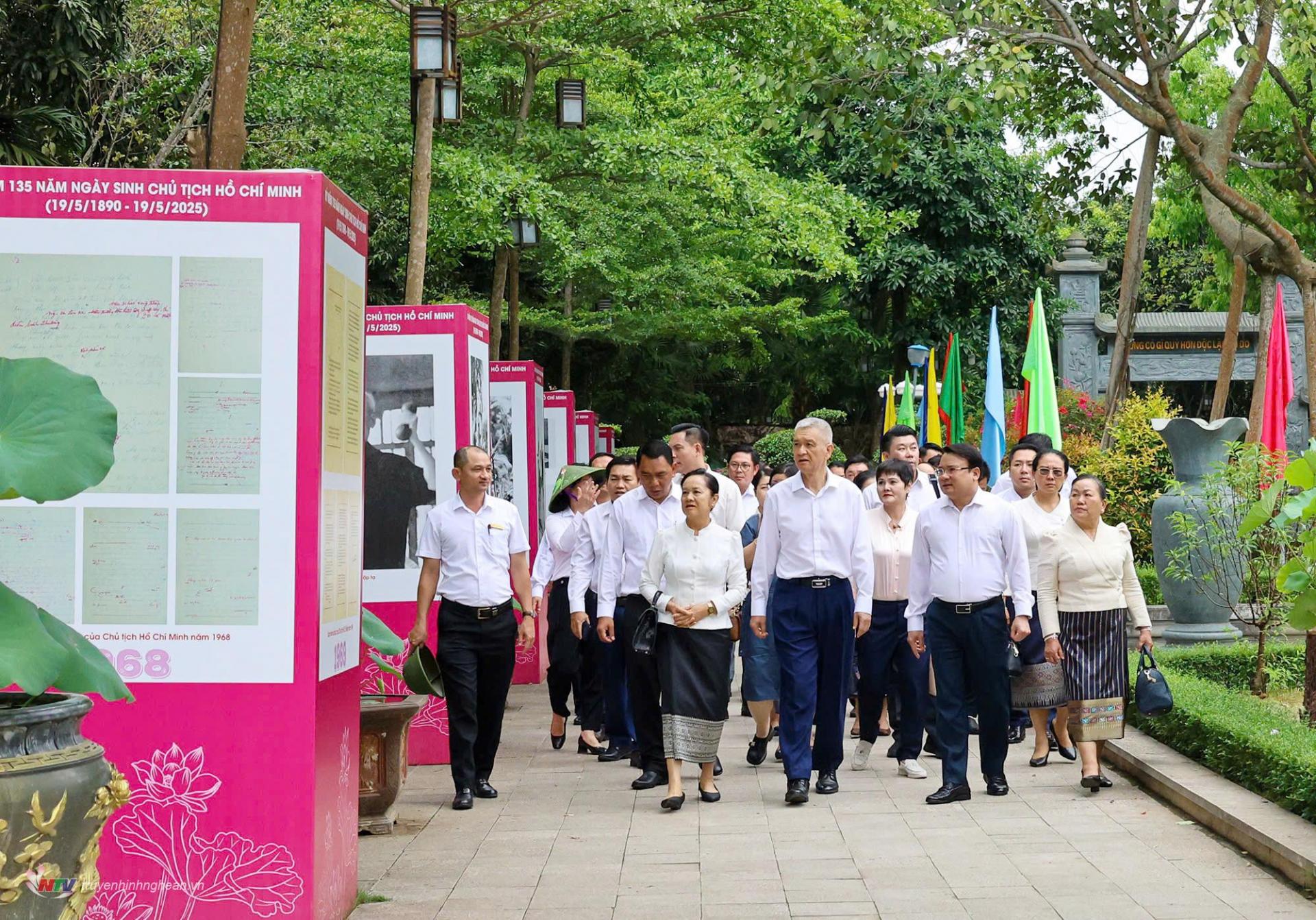 Đoàn đại biểu cấp cao Thủ đô Viêng Chăn tham quan Khu Di tích Quốc gia đặc biệt Kim Liên.