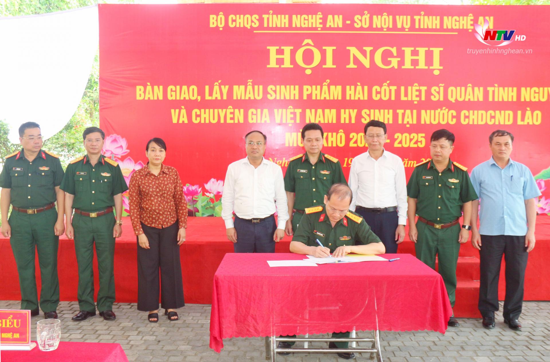 Ký biên bản bàn giao hài cốt liệt sĩ Quân tình nguyện và Chuyên gia Việt Nam hy sinh trên nước bạn Lào.