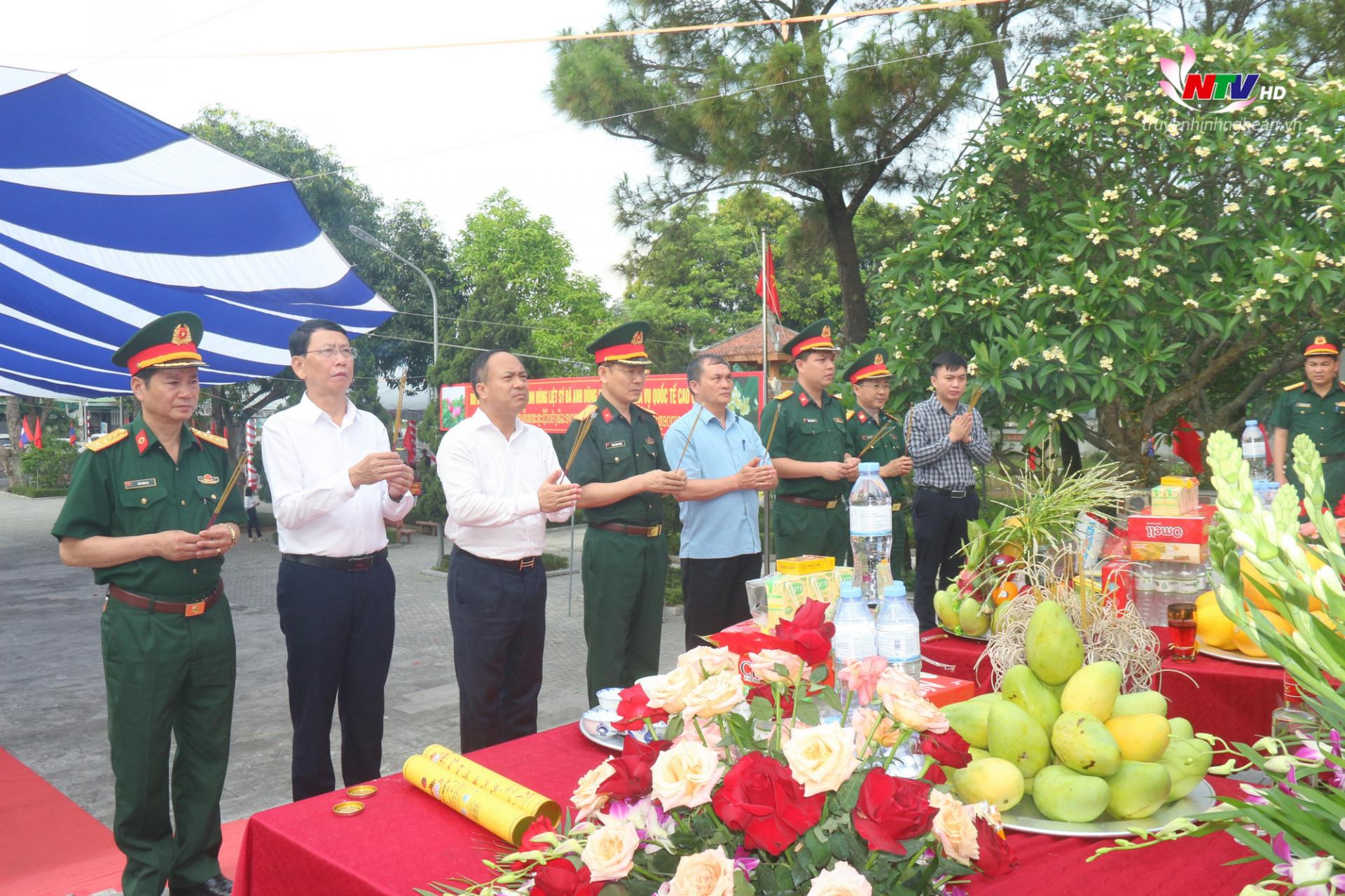 Các đại biểu dâng hương các anh hùng liệt sĩ trước lúc tiến hành thực hiện nhiệm vụ.