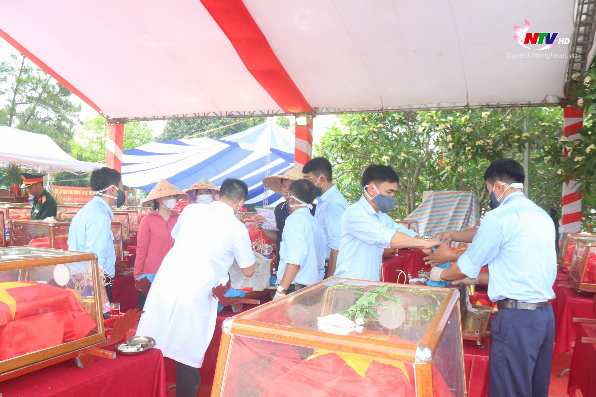 Lấy mẫu sinh phẩm phục vụ xác định ADN cho 76 hài cốt liệt sĩ.