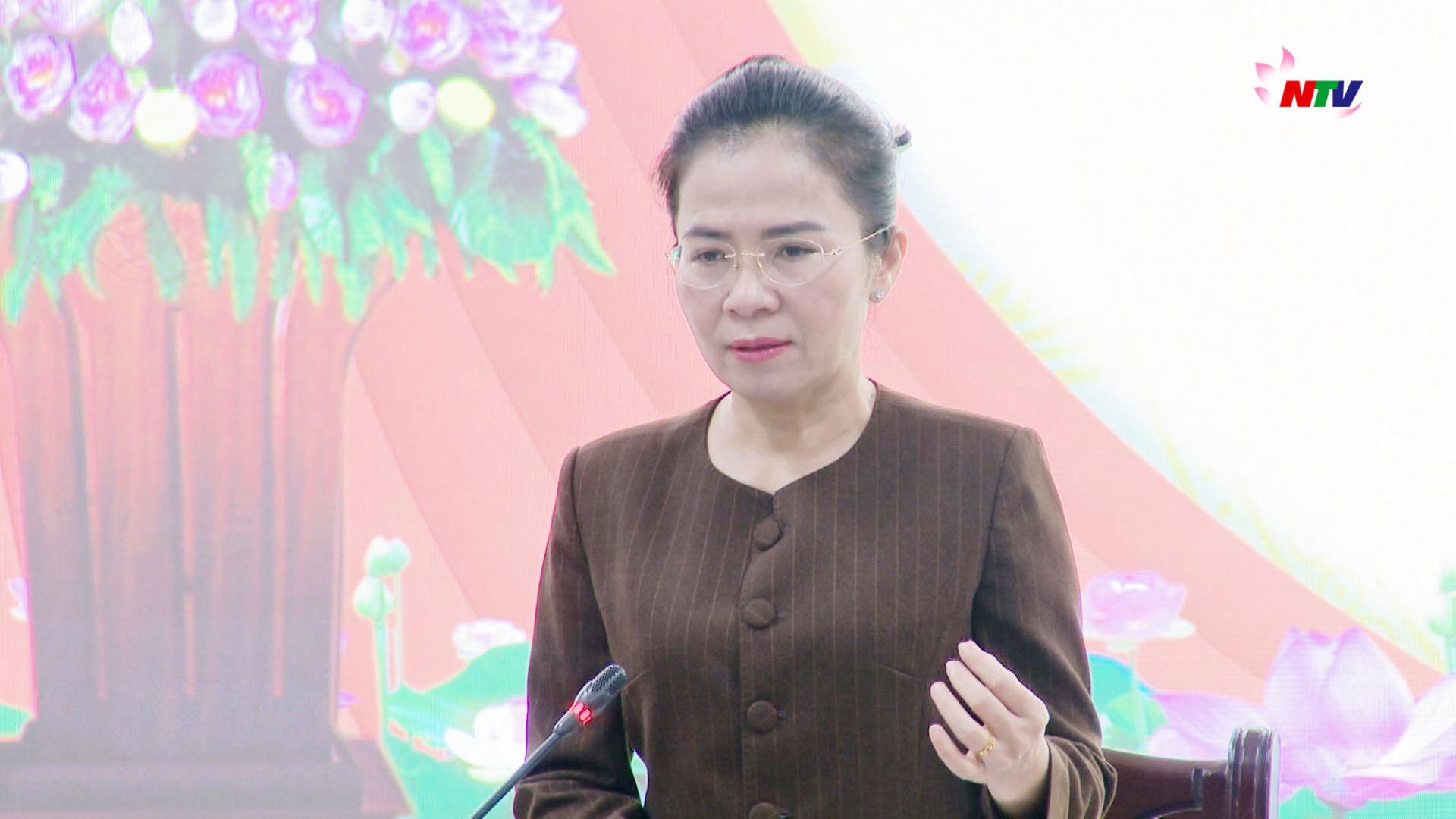 Đồng chí Võ Thị Minh Sinh - Phó Bí thư Tỉnh uỷ, Chủ tịch UBMTTQ tỉnh, Trưởng đoàn ĐBQH tỉnh phát biểu.