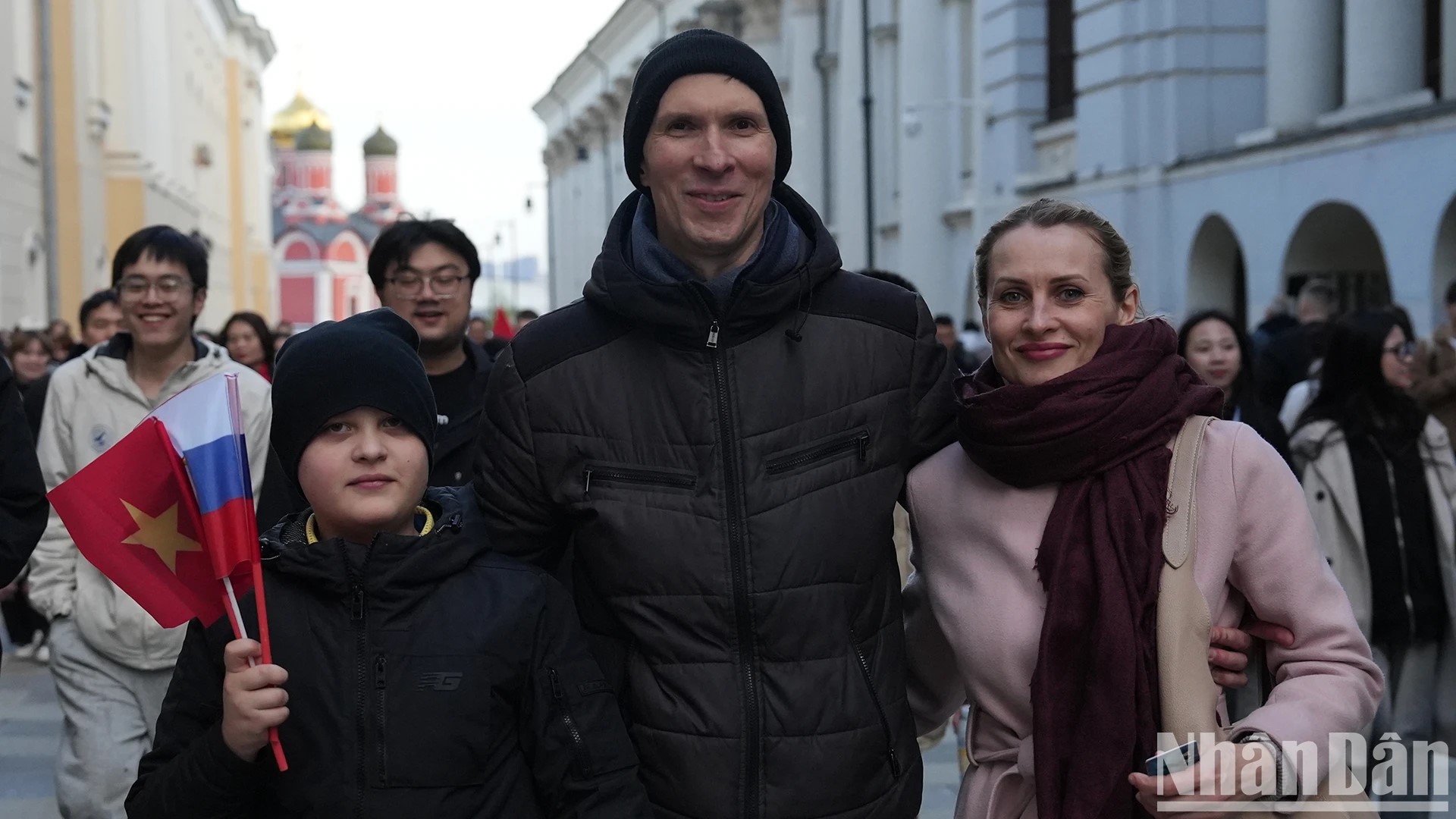 Cùng vợ và con trai hòa vào dòng người Việt Nam đang náo nhiệt hướng về khối duyệt binh của Quân đội nhân dân Việt Nam tại khu chuẩn bị hợp luyện, Alexey Ivanov cho biết, anh rất thích không khí nhộn nhịp và ngưỡng mộ tinh thần yêu nước của người Việt Nam.