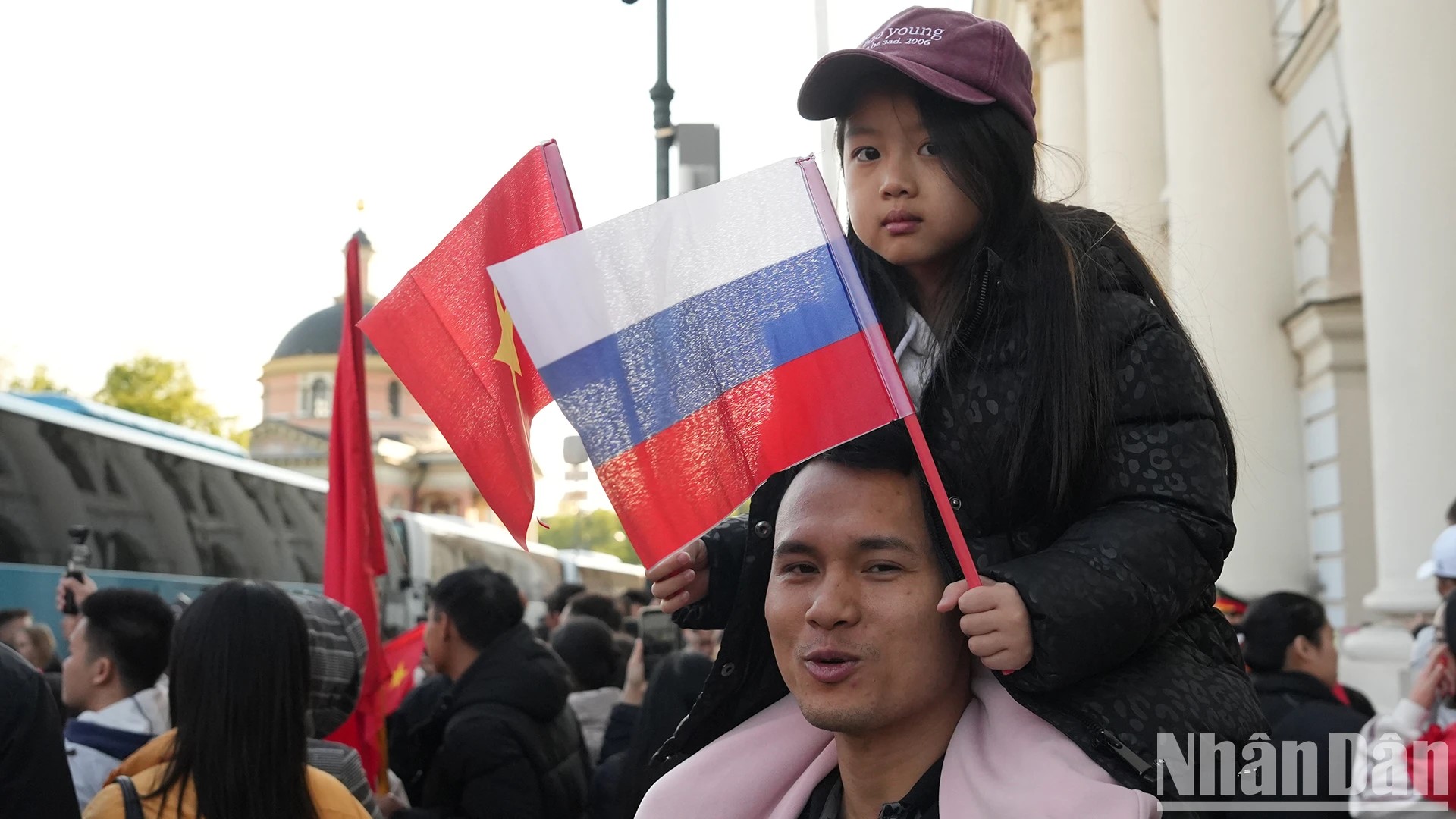 Không chỉ người lớn mà còn rất nhiều em nhỏ được cha mẹ đưa đến để cổ vũ cho các chiến sĩ.