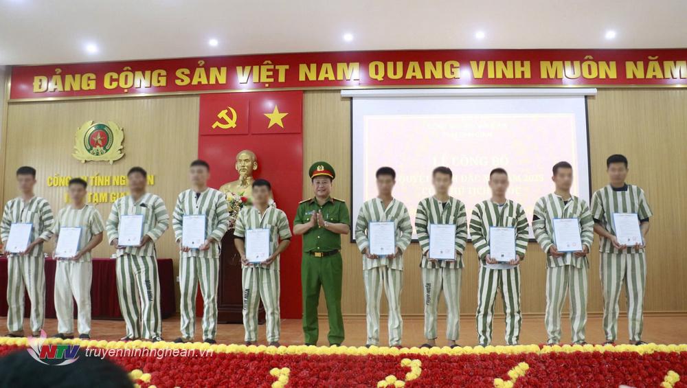 Trao Quyết định đặc xá của Chủ tịch nước cho các phạm nhân.