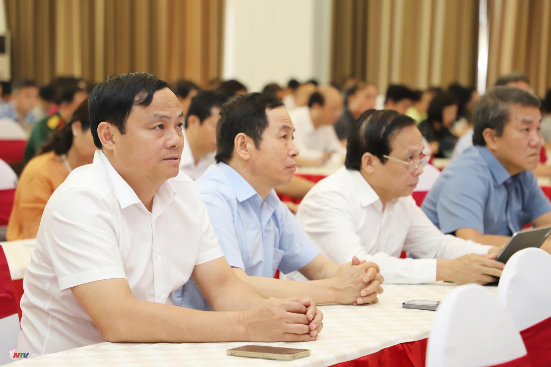 Lãnh đạo các Sở, ban ngành dự hội nghị tại điểm cầu cấp tỉnh.