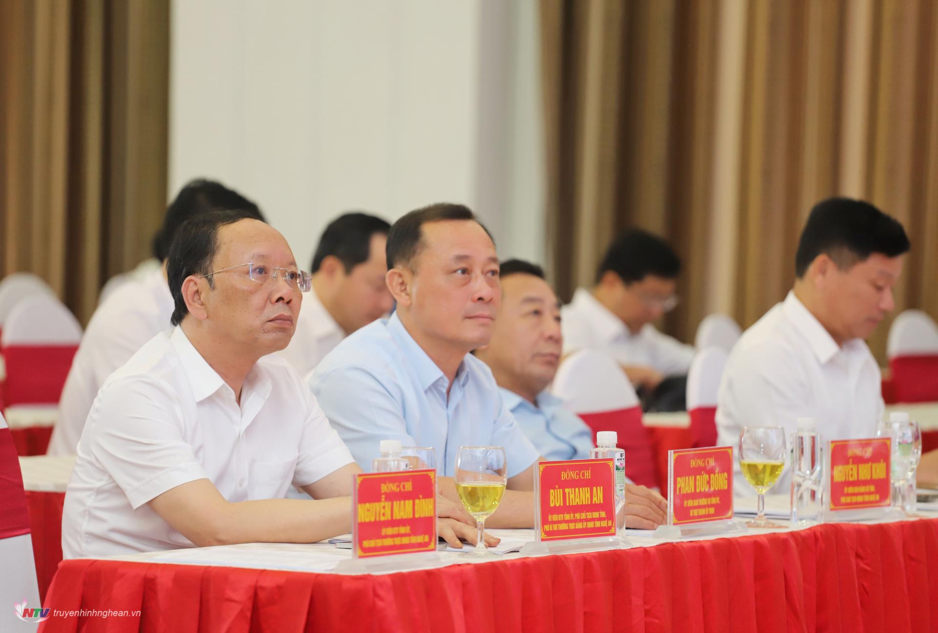 Các đồng chí Uỷ viên BTV Tỉnh uỷ tham dự hội nghị tại điểm cầu cấp tỉnh.