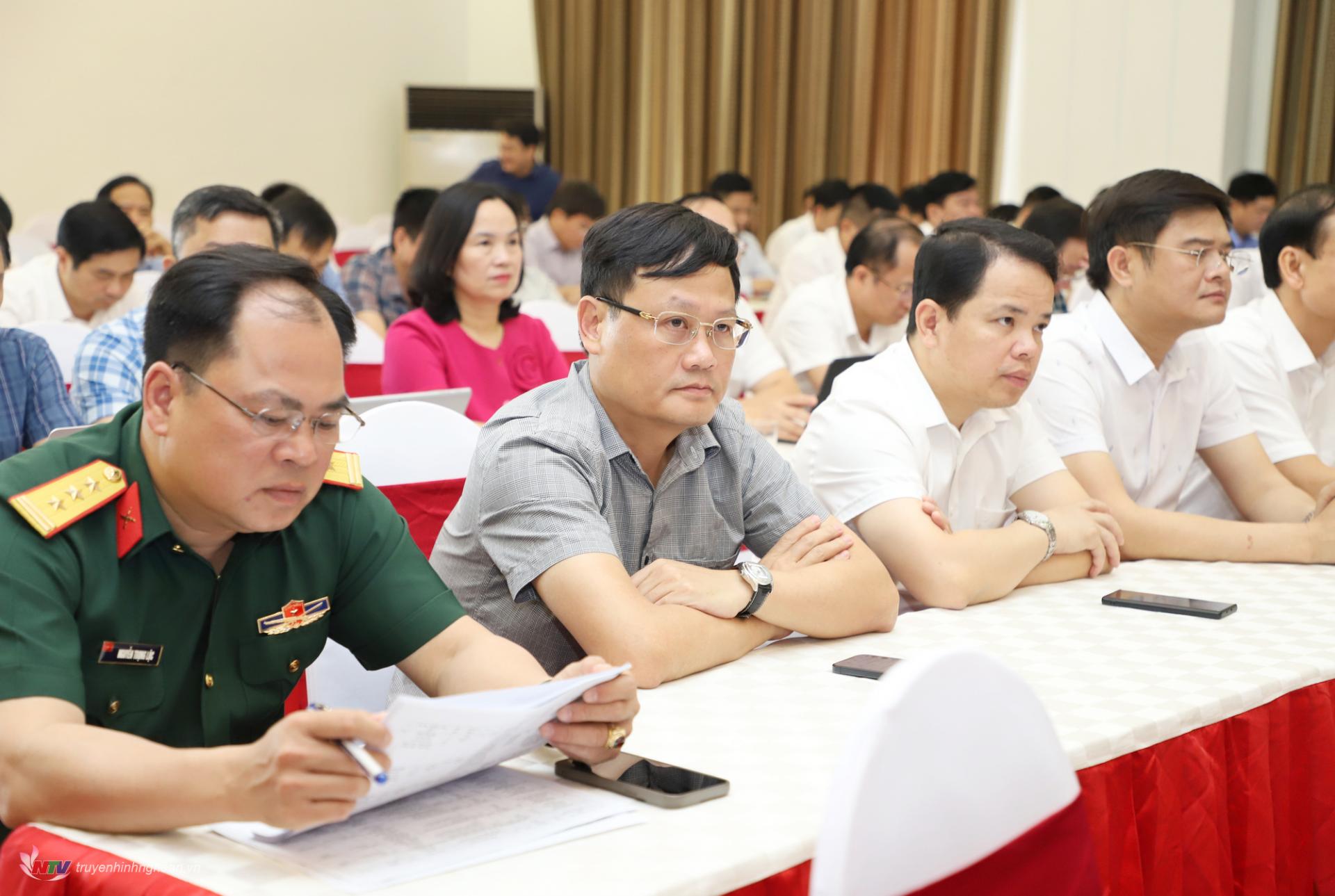 Lãnh đạo các Sở, ban ngành dự hội nghị tại điểm cầu cấp tỉnh.